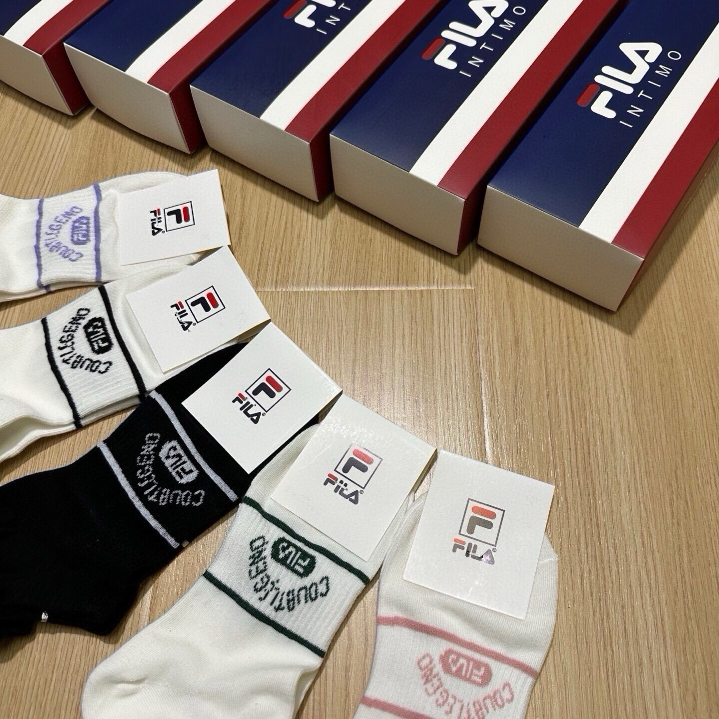 🆕FILA · 菲乐 · 新品女款袜子❗️【一盒五双】提花经典标志，超柔软舒适，超火爆小单品，大牌出街，潮人必备🔥超好搭