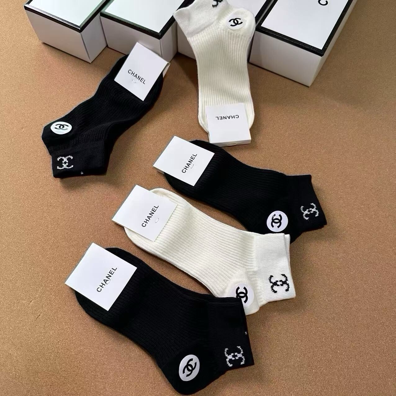 🆕CHANEL · 香奈儿❗️CH新品女款袜子❗️【一盒五双】纯棉材质，提花经典双C标识，炒鸡nice，大牌出街，潮人必