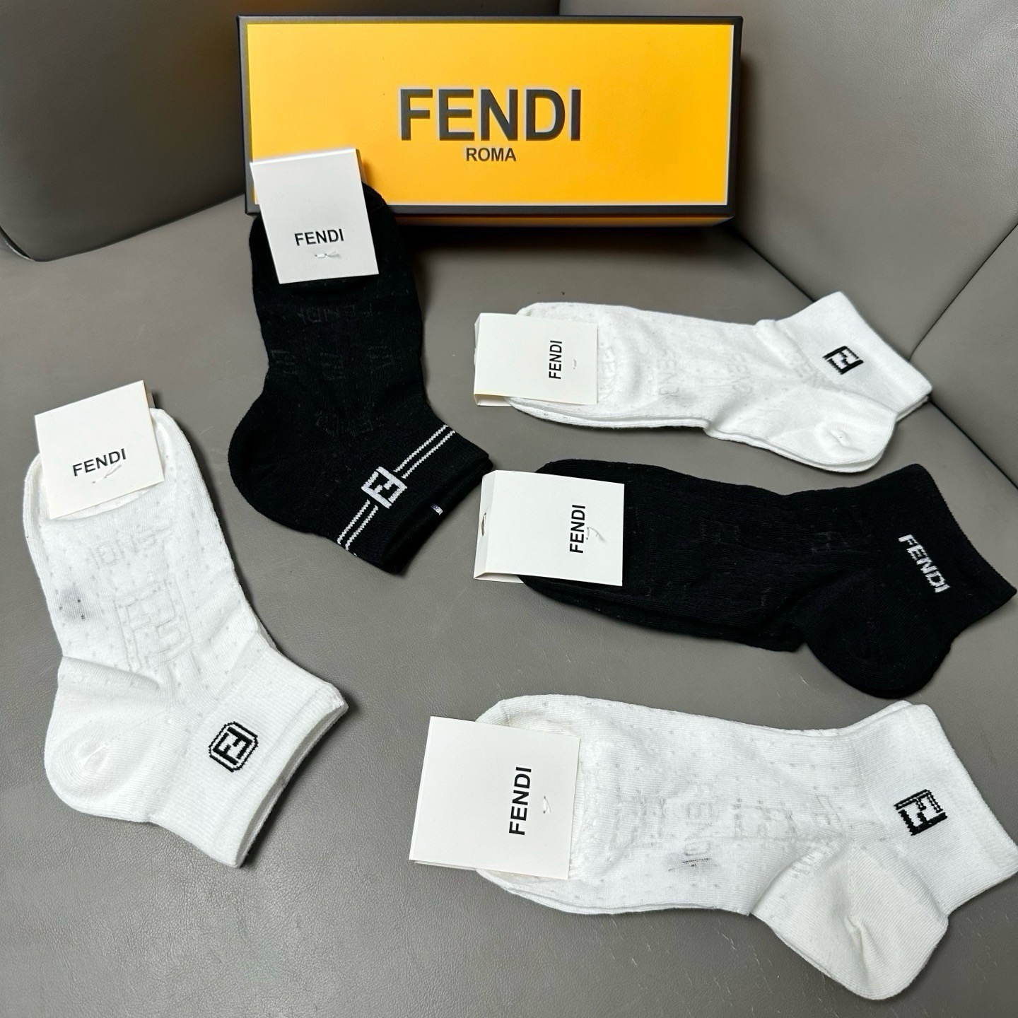 🆕FENDI · 芬迪❗️FF新品女款袜子❗️【一盒五双】提花经典的双F标志，纯棉材质制造，透气舒适，超级nice❗️超