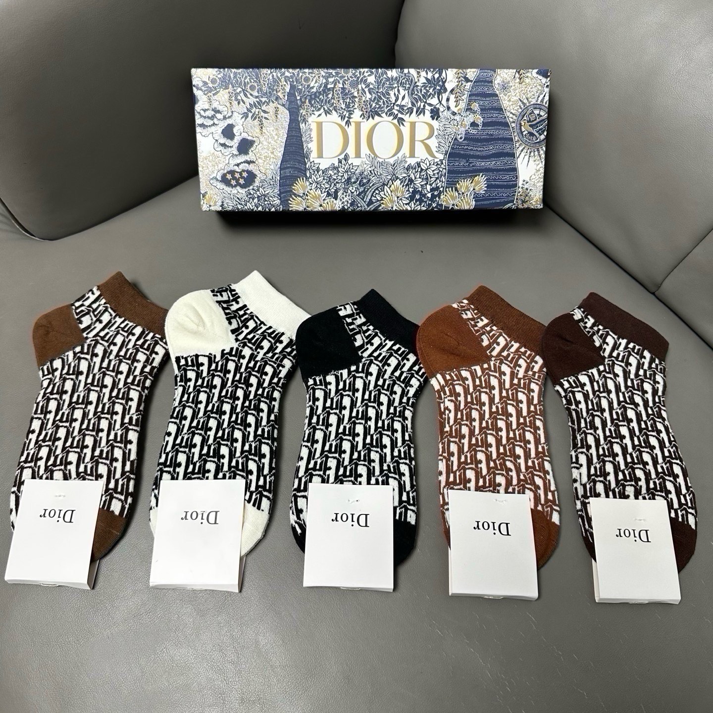 🆕Dior · 迪奥❗️D家新品女款船袜，【一盒五双】纯棉材质，上脚柔软舒适，经典的D家字母logo，炒鸡nice❗️大