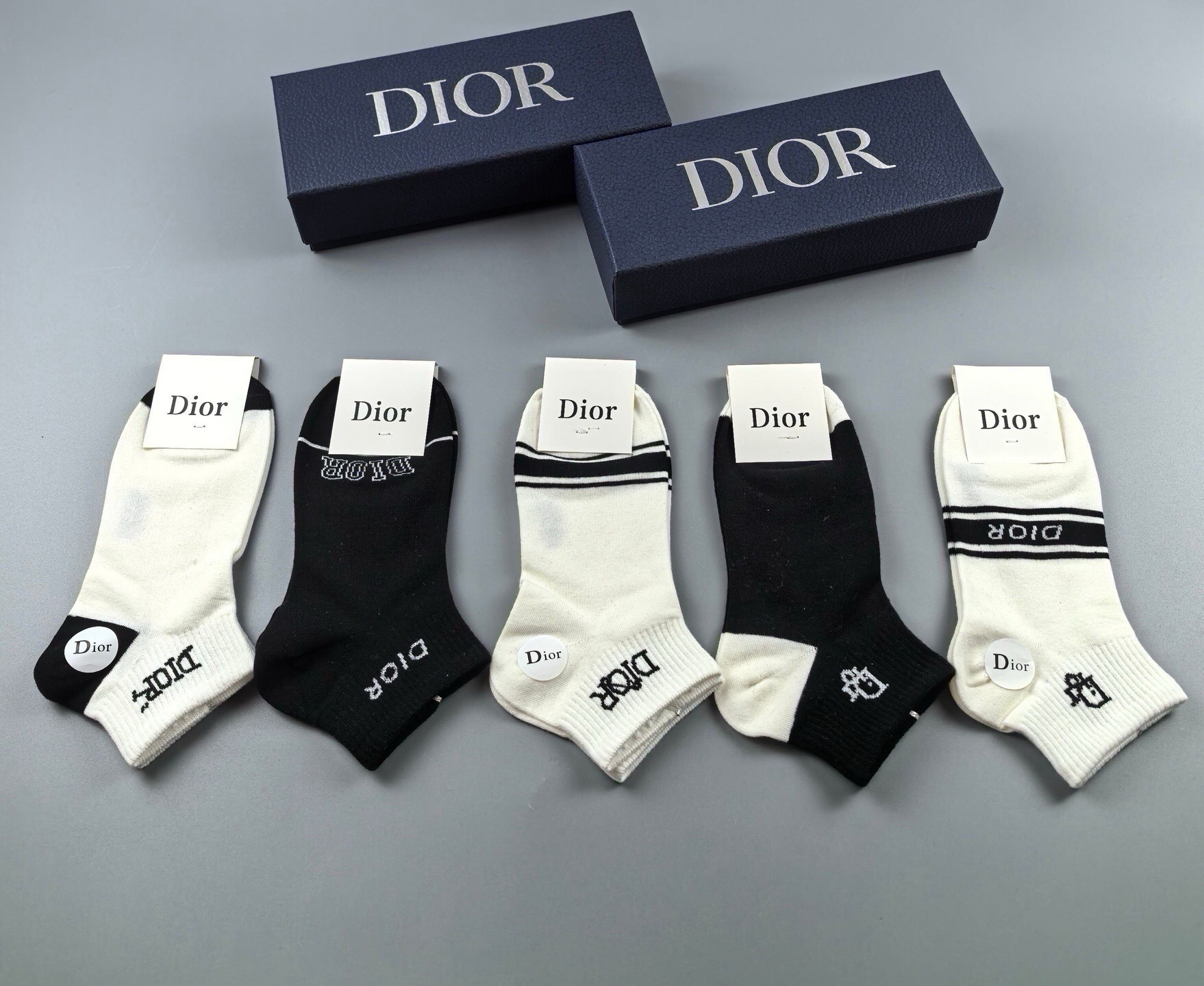 🆕Dior · 迪奥❗️D家新品女款短款袜子❗️【一盒五双】纯棉材质，上脚柔软舒适，经典的D家字母logo，炒鸡nice