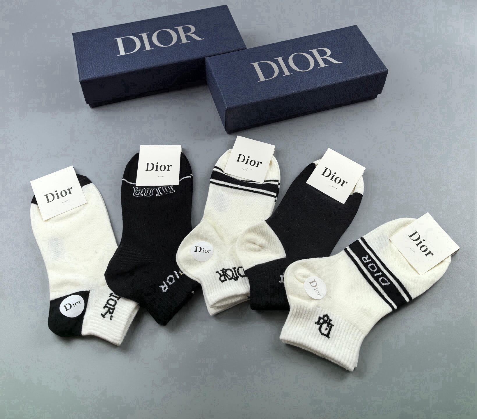 🆕Dior · 迪奥❗️D家新品女款短款袜子❗️【一盒五双】纯棉材质，上脚柔软舒适，经典的D家字母logo，炒鸡nice