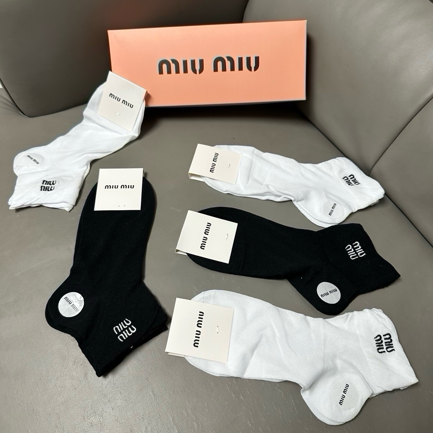 🆕 · Miumiu · ❗️缪缪新品女款袜子❗️【一盒五双】轻薄款，经典miumiu字母刺绣，透气柔软舒适，超火爆小单