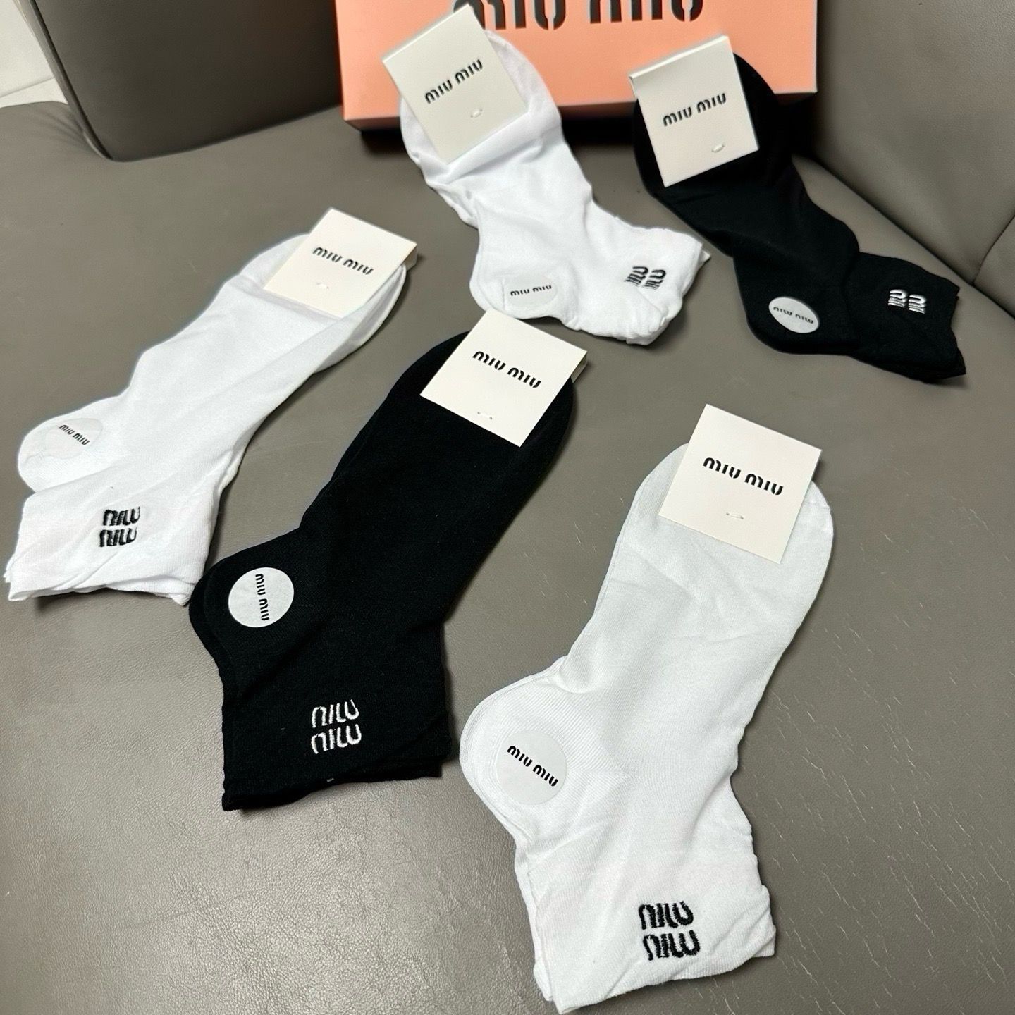 🆕 · Miumiu · ❗️缪缪新品女款袜子❗️【一盒五双】轻薄款，经典miumiu字母刺绣，透气柔软舒适，超火爆小单