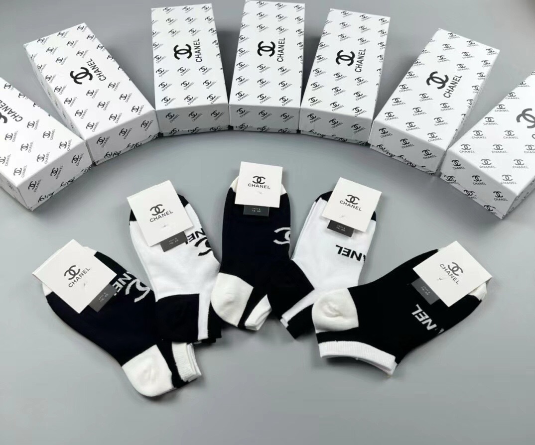 🆕CHANEL · 香奈儿❗️香奶奶家新品女款袜子❗️【一盒五双】纯棉材质，柔软舒适透气，提花经典品牌全称logo，炒鸡