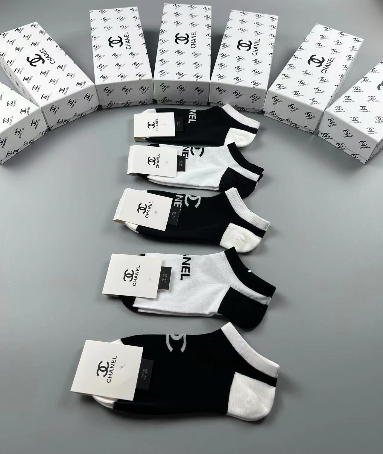 🆕CHANEL · 香奈儿❗️香奶奶家新品女款袜子❗️【一盒五双】纯棉材质，柔软舒适透气，提花经典品牌全称logo，炒鸡