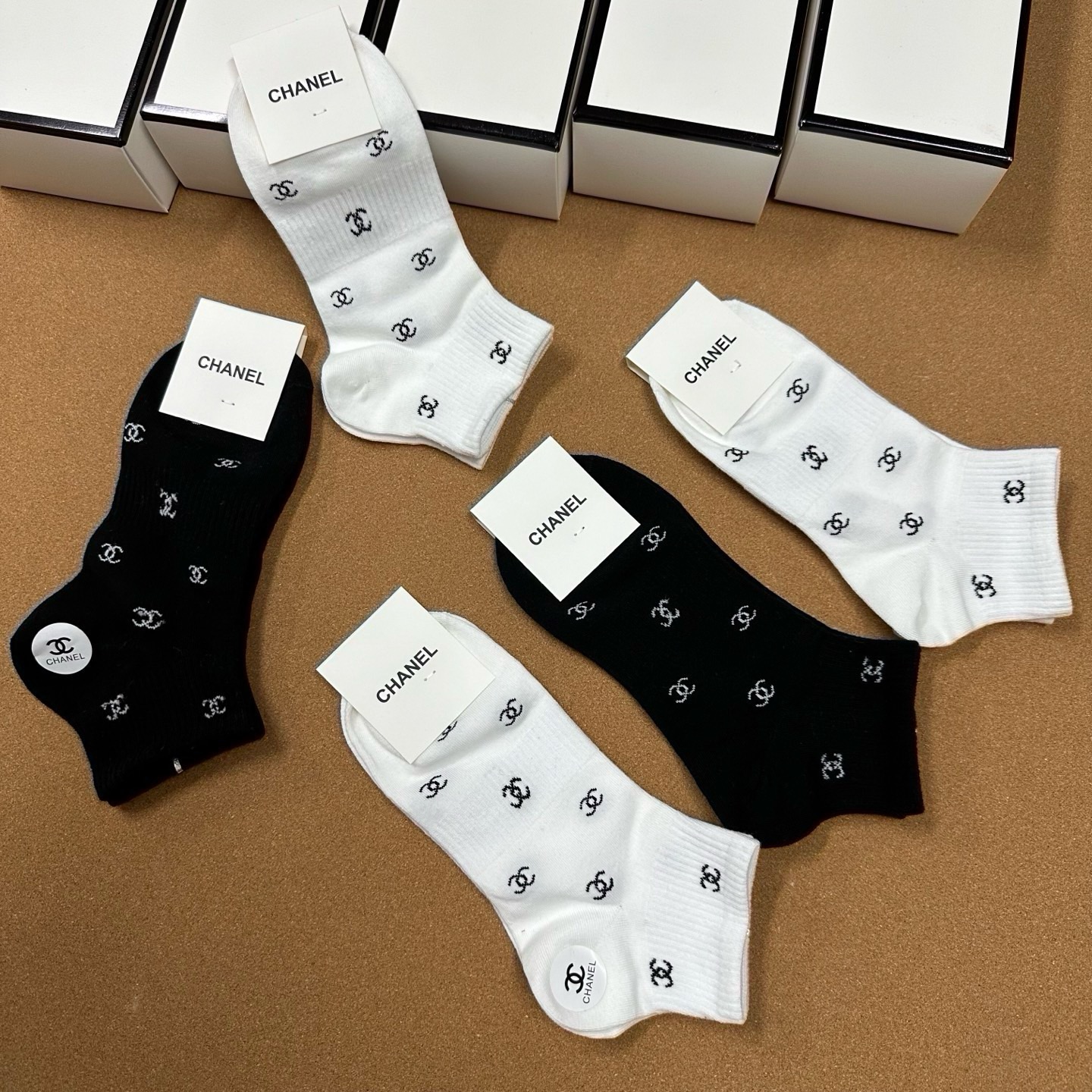 🆕CHANEL · 香奈儿❗️小香新品女款袜子❗️【一盒五双】纯棉材质，柔软舒适透气，经典双C标识，炒鸡nice，大牌出