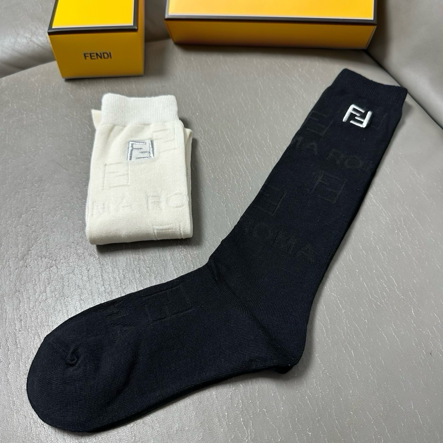 🆕Fendi · 芬迪❗️FF新品女款小腿袜❗️【一盒二双】纯棉材质双针双路织造，暗纹提花，上脚柔软舒适，刺绣大巴黎lo