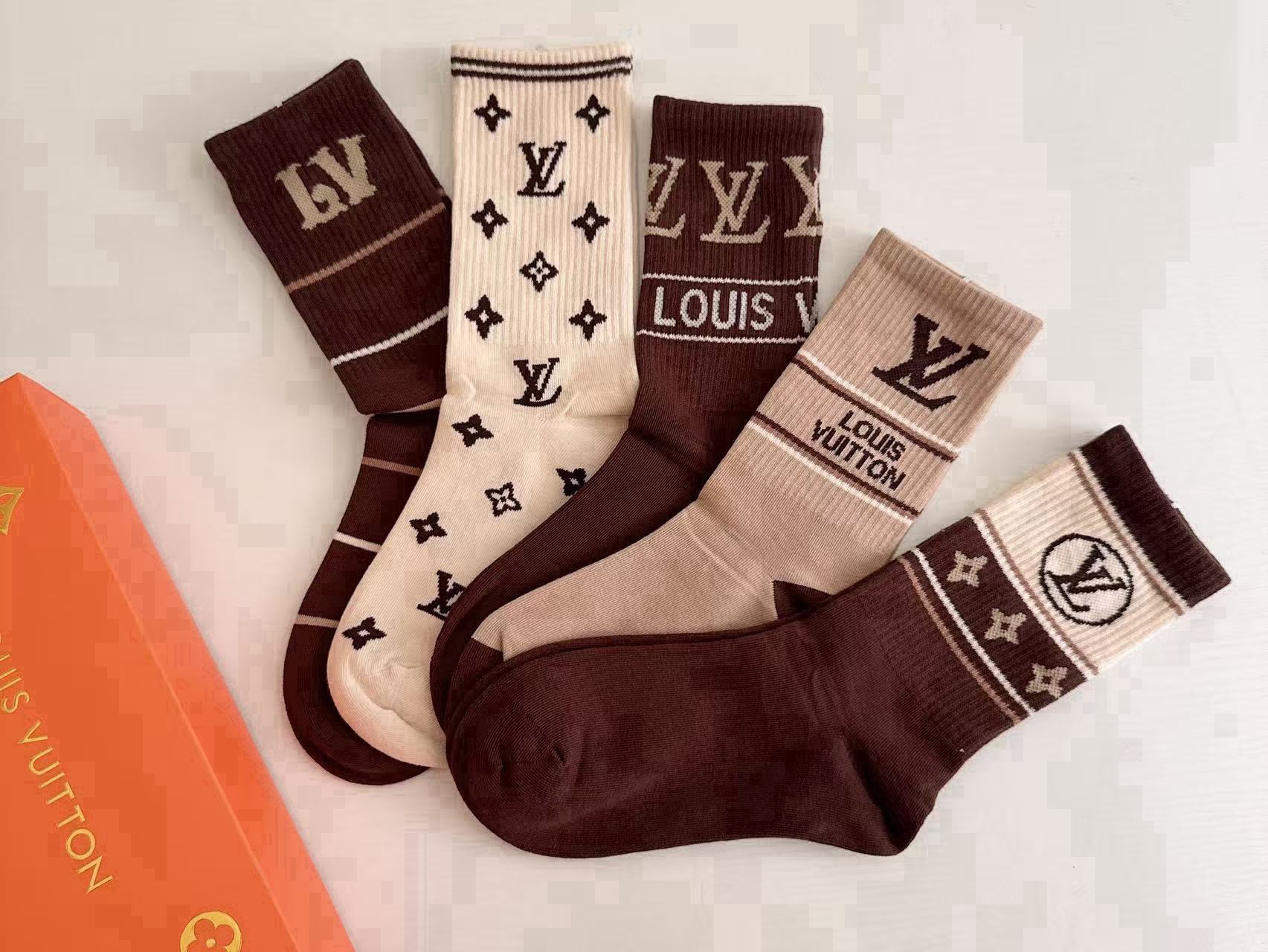 🆕Louis Vuitton · 路易威登❗️驴家新品女款长筒袜子❗️【一盒五双】纯棉材质，提花经典标志，柔软舒适透气，