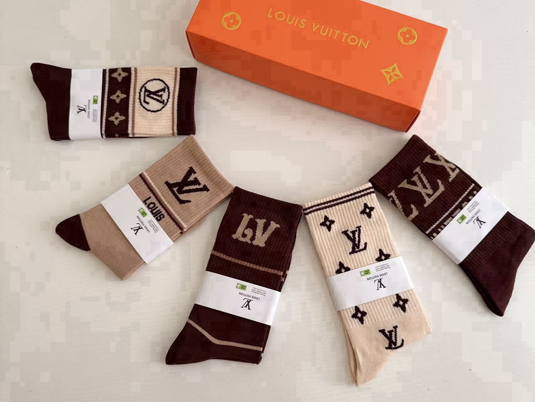 🆕Louis Vuitton · 路易威登❗️驴家新品女款长筒袜子❗️【一盒五双】纯棉材质，提花经典标志，柔软舒适透气，