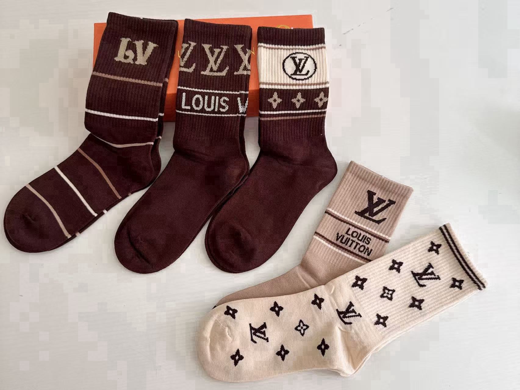 🆕Louis Vuitton · 路易威登❗️驴家新品女款长筒袜子❗️【一盒五双】纯棉材质，提花经典标志，柔软舒适透气，
