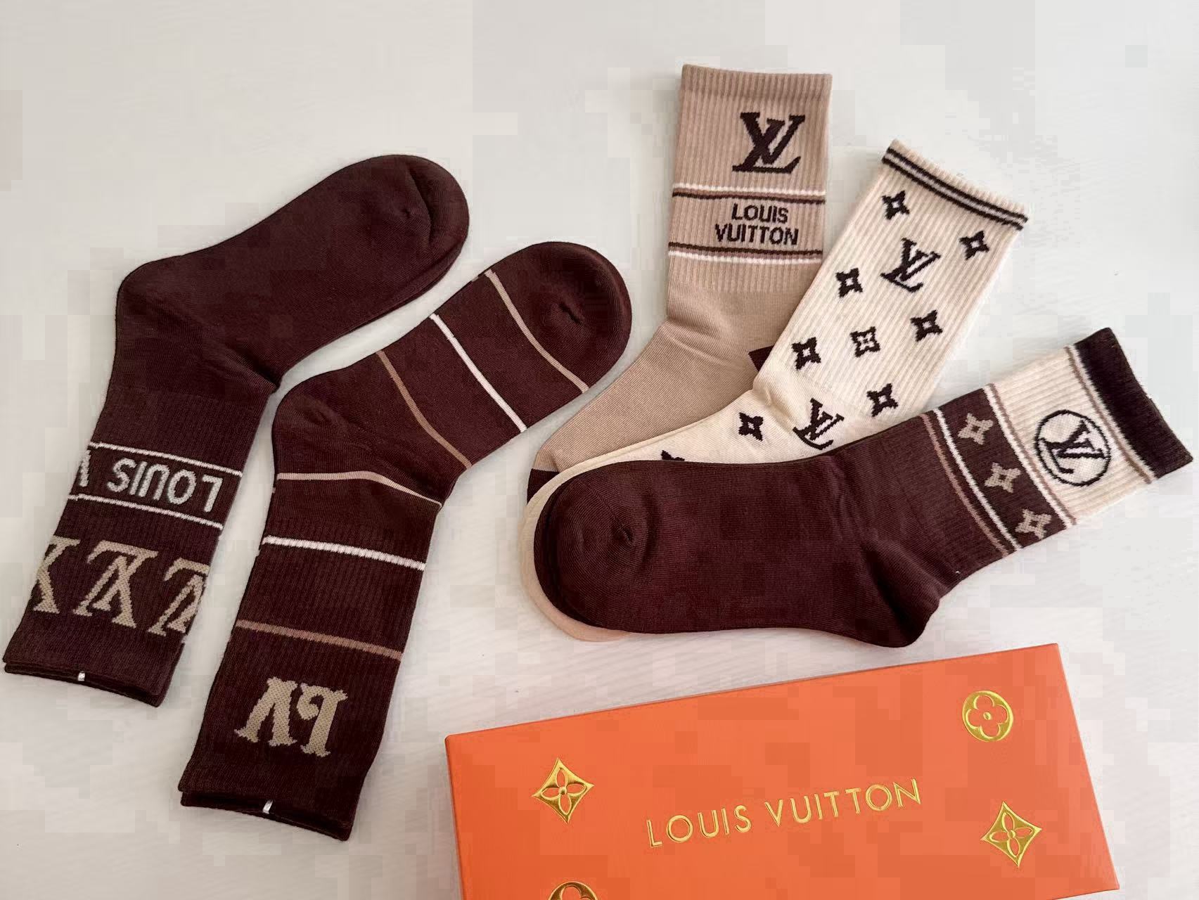 🆕Louis Vuitton · 路易威登❗️驴家新品女款长筒袜子❗️【一盒五双】纯棉材质，提花经典标志，柔软舒适透气，