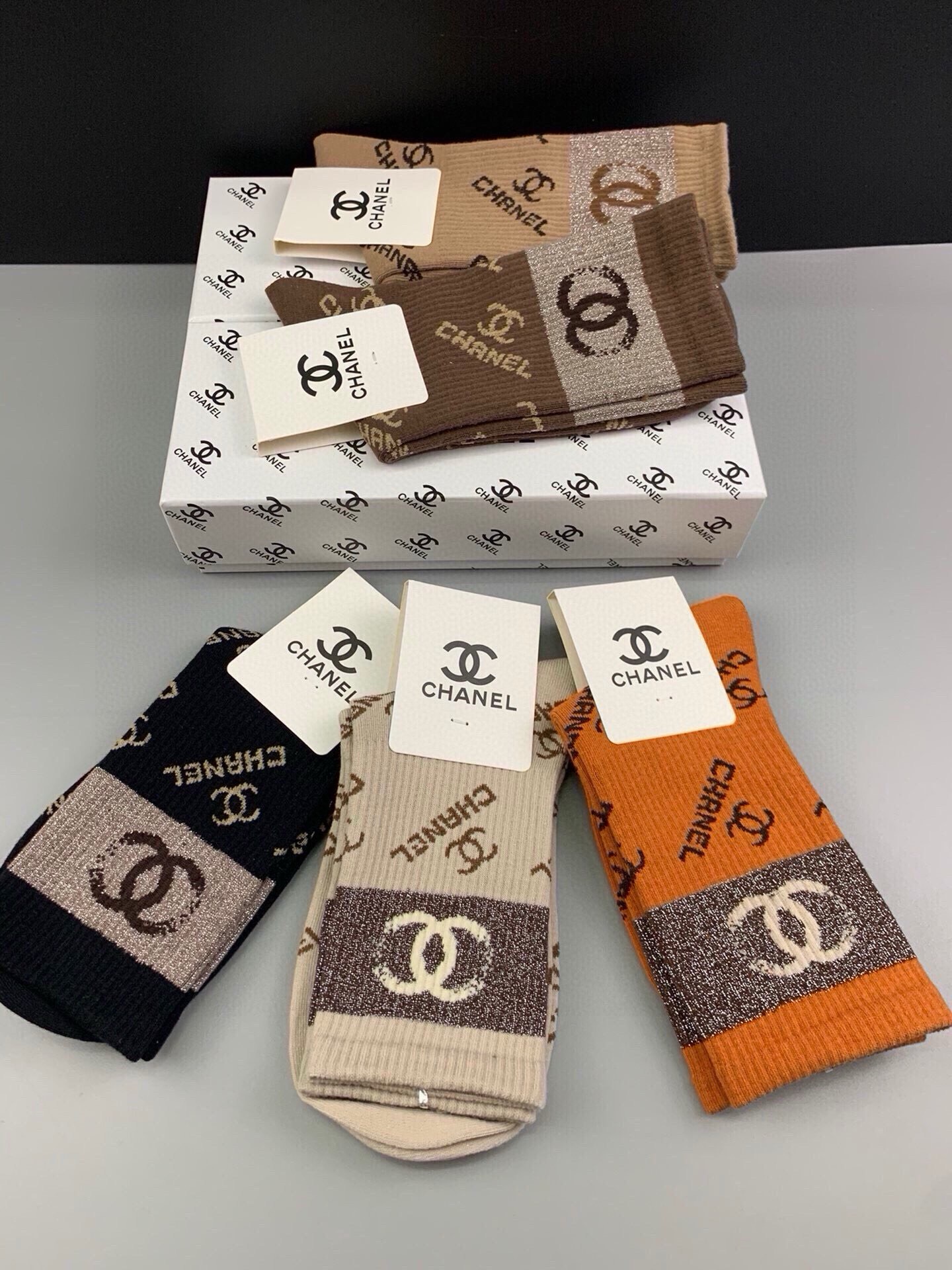 🆕CHANEL · 香奈儿❗️香奶奶家新品女款中筒袜子❗️【一盒五双】纯棉材质，柔软舒适透气，罗口提花经典双C标志，袜身