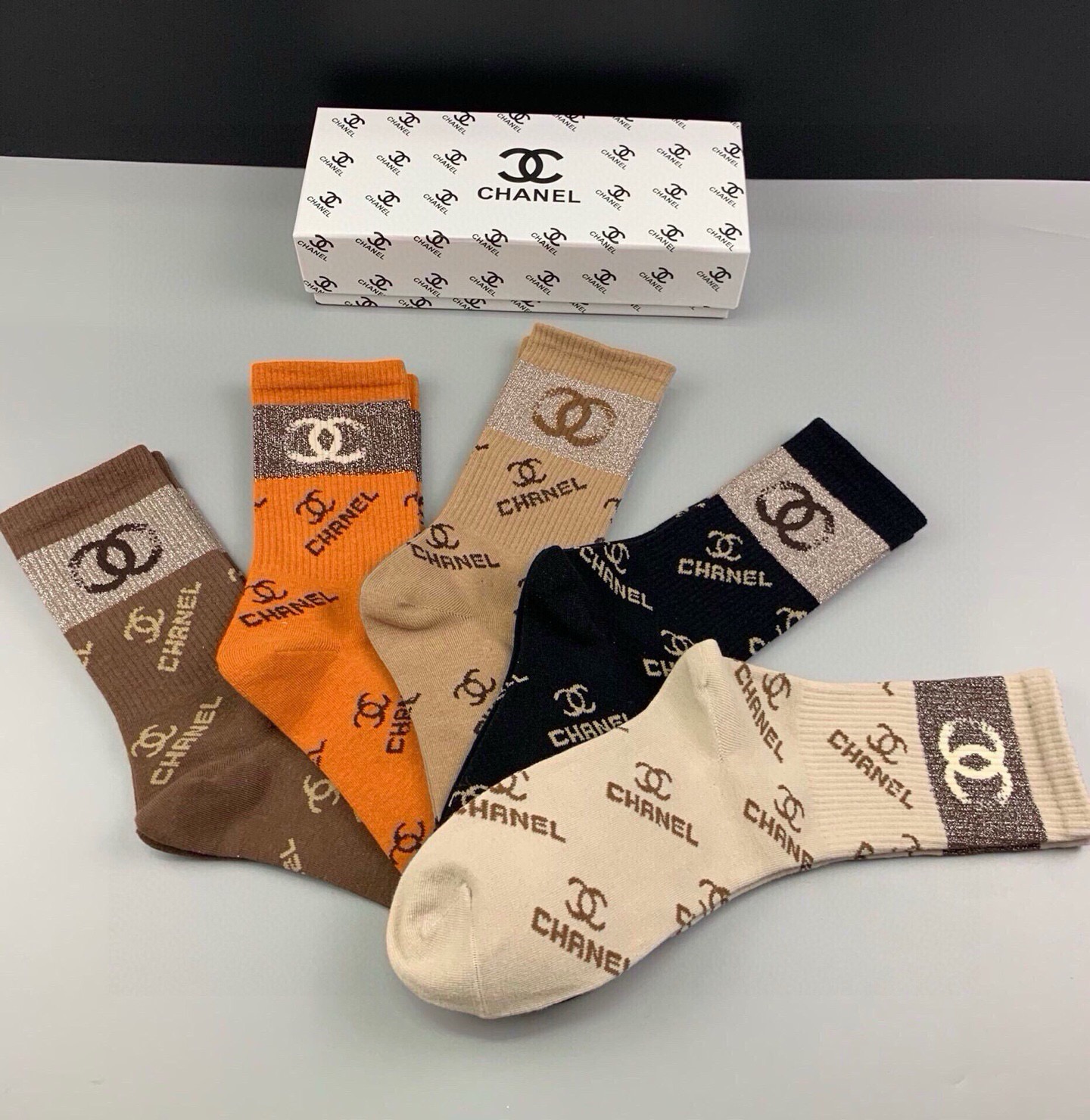 🆕CHANEL · 香奈儿❗️香奶奶家新品女款中筒袜子❗️【一盒五双】纯棉材质，柔软舒适透气，罗口提花经典双C标志，袜身