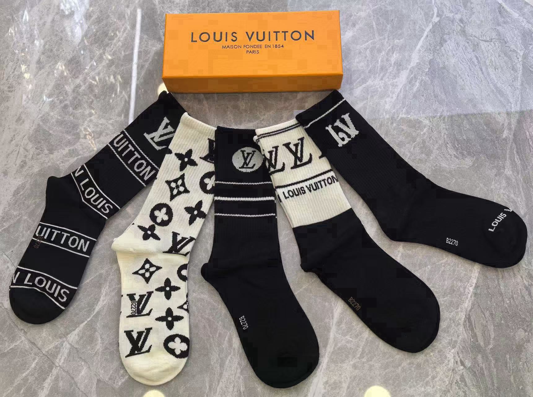 🆕Louis Vuitton · 路易威登❗️驴家新品女款高长筒袜子❗️【一盒五双】纯棉材质，提花经典标志，柔软舒适透气