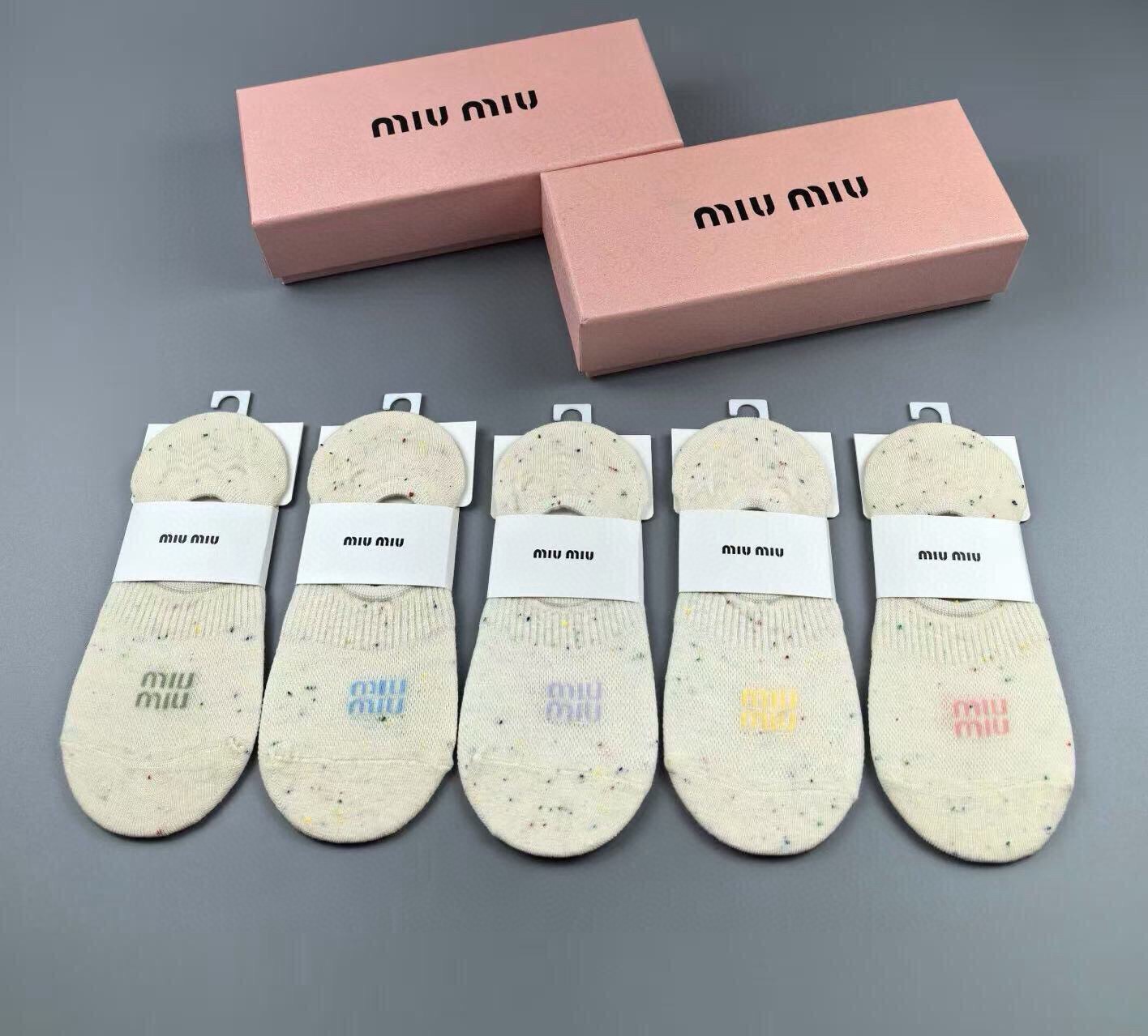 🆕Miumiu · 缪缪❗️缪缪新品女款隐形袜子❗️【一盒五双】提花经典标志，纯棉材质，超舒适超美腻❗️大牌出街，潮人必