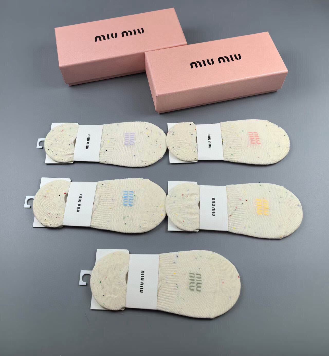 🆕Miumiu · 缪缪❗️缪缪新品女款隐形袜子❗️【一盒五双】提花经典标志，纯棉材质，超舒适超美腻❗️大牌出街，潮人必