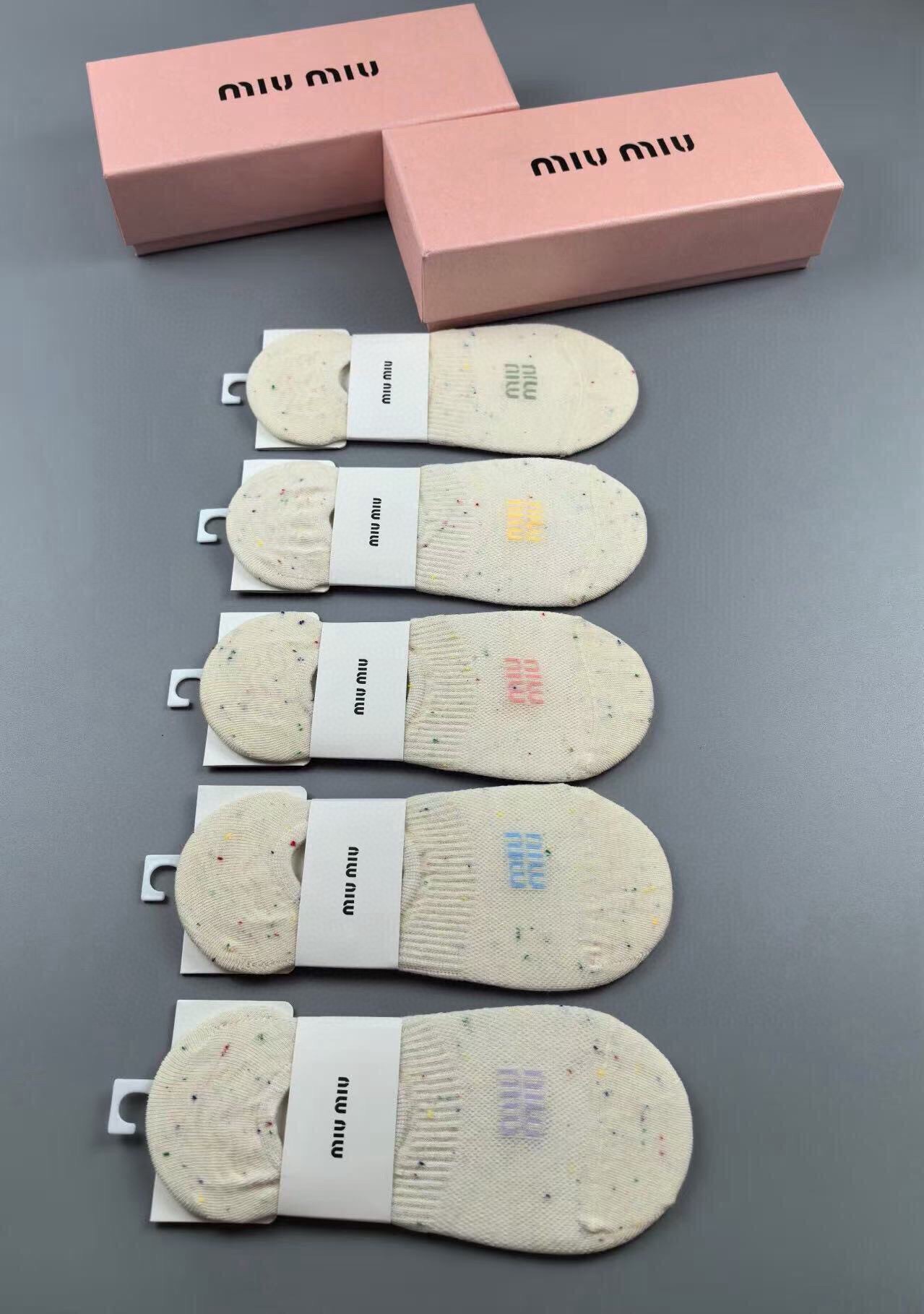 🆕Miumiu · 缪缪❗️缪缪新品女款隐形袜子❗️【一盒五双】提花经典标志，纯棉材质，超舒适超美腻❗️大牌出街，潮人必