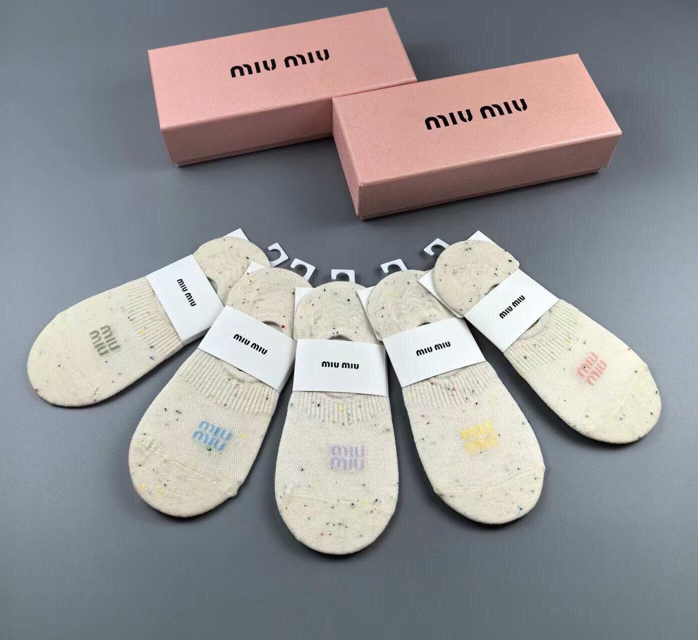 🆕Miumiu · 缪缪❗️缪缪新品女款隐形袜子❗️【一盒五双】提花经典标志，纯棉材质，超舒适超美腻❗️大牌出街，潮人必