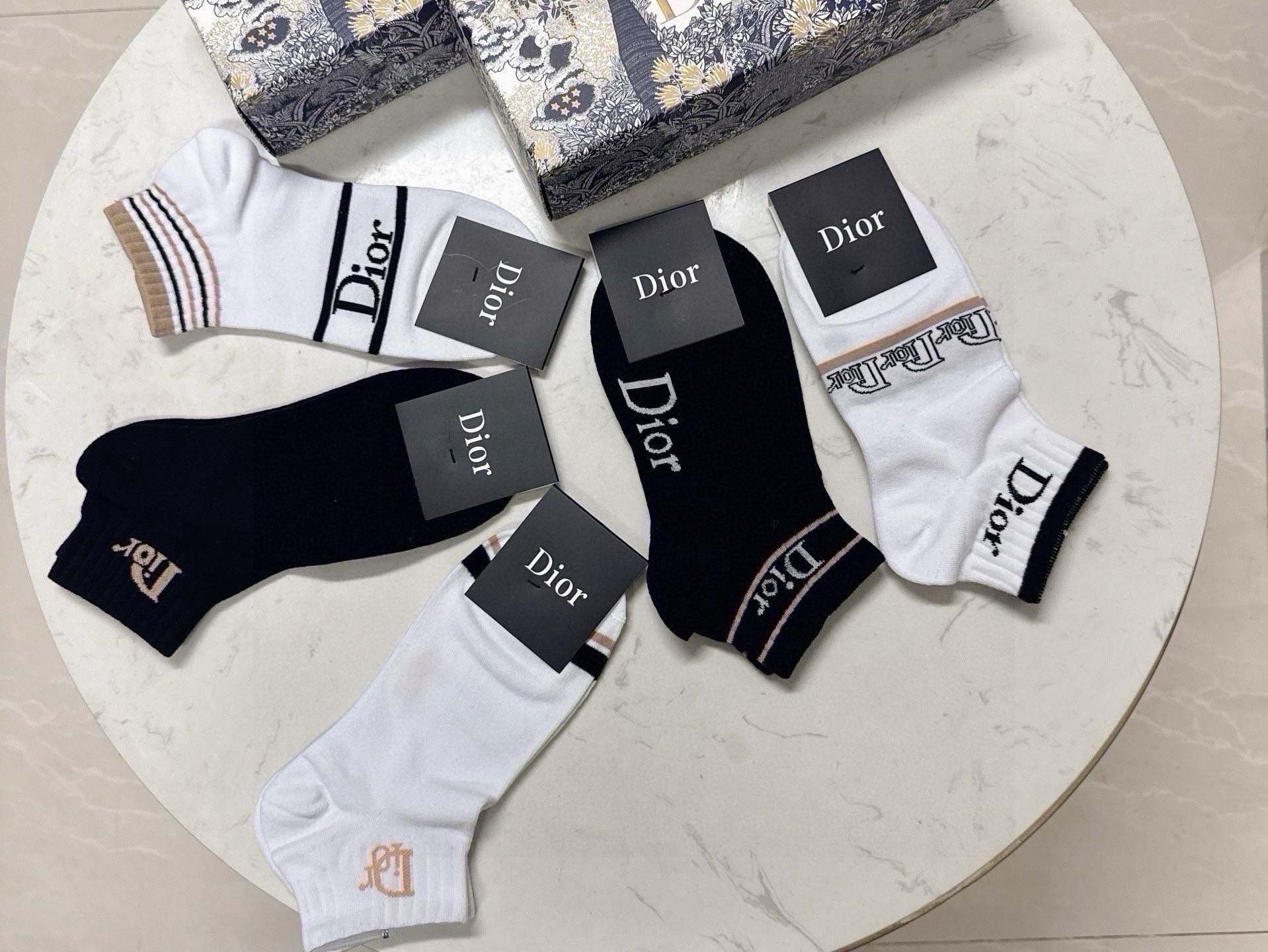 🆕Dior · 迪奥❗️D家新品船袜❗️【一盒五双】提花品牌logo，简单大气，实物超漂亮，经超火爆小单品，大牌出街，潮