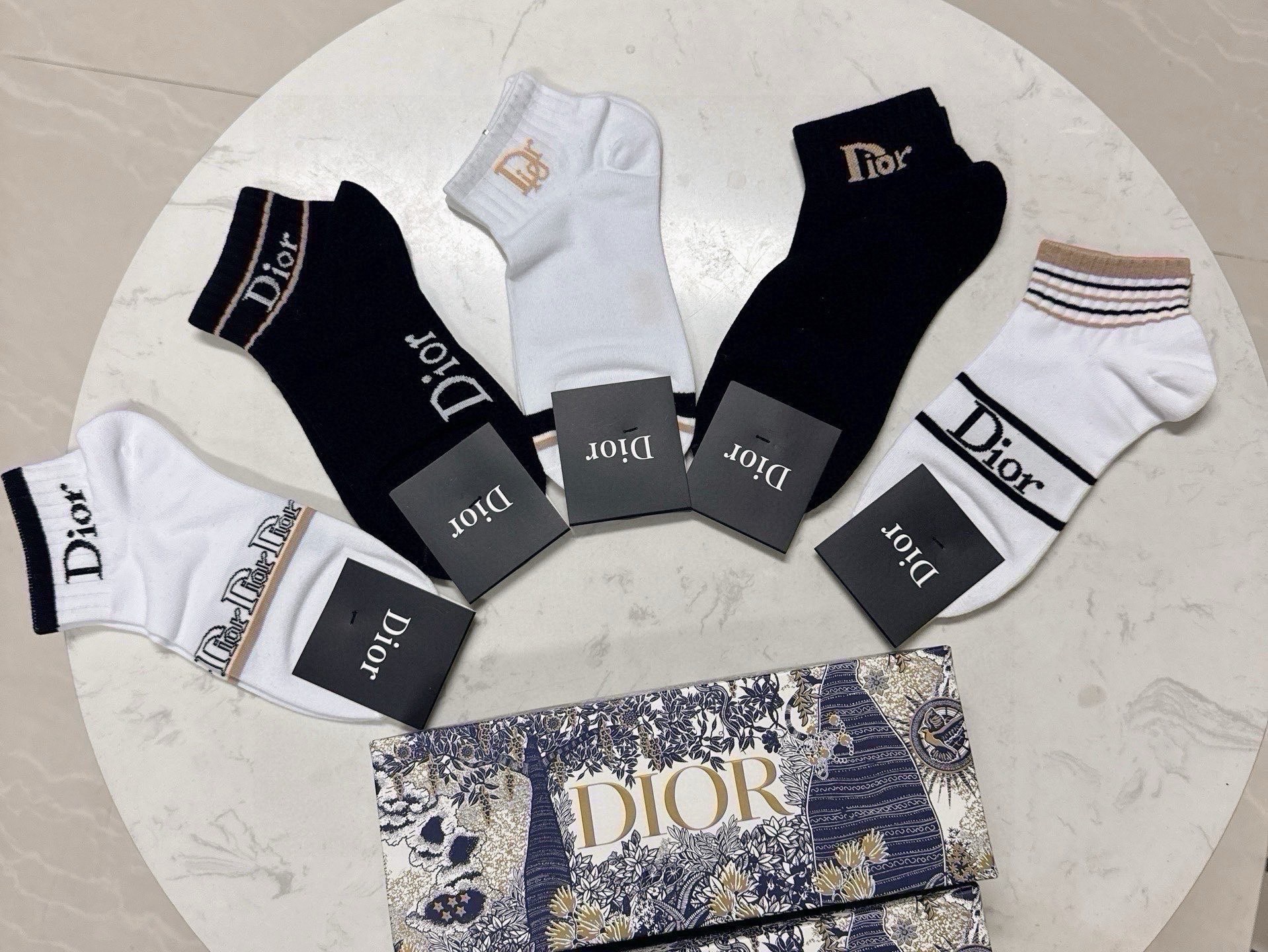 🆕Dior · 迪奥❗️D家新品船袜❗️【一盒五双】提花品牌logo，简单大气，实物超漂亮，经超火爆小单品，大牌出街，潮