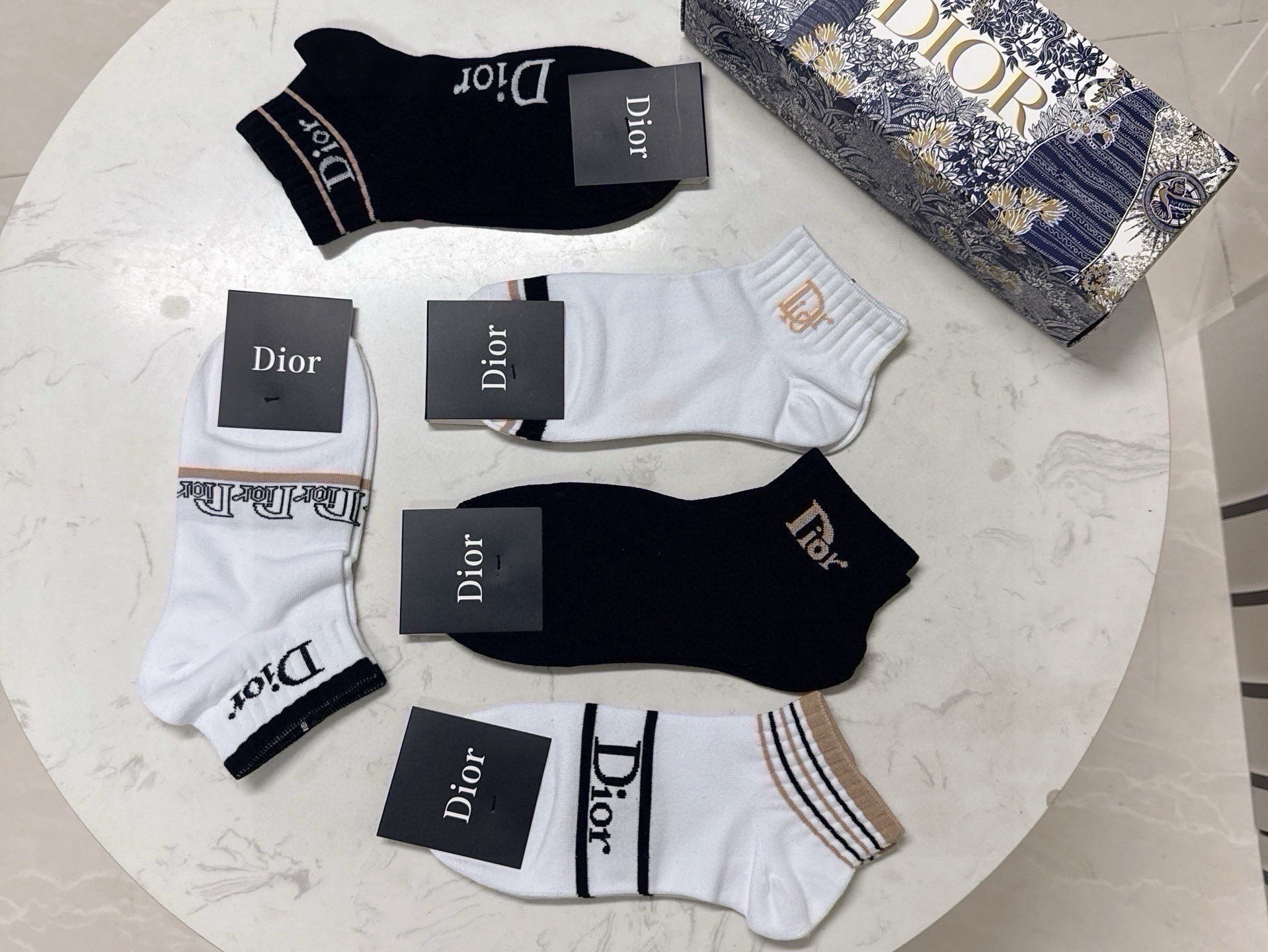 🆕Dior · 迪奥❗️D家新品船袜❗️【一盒五双】提花品牌logo，简单大气，实物超漂亮，经超火爆小单品，大牌出街，潮