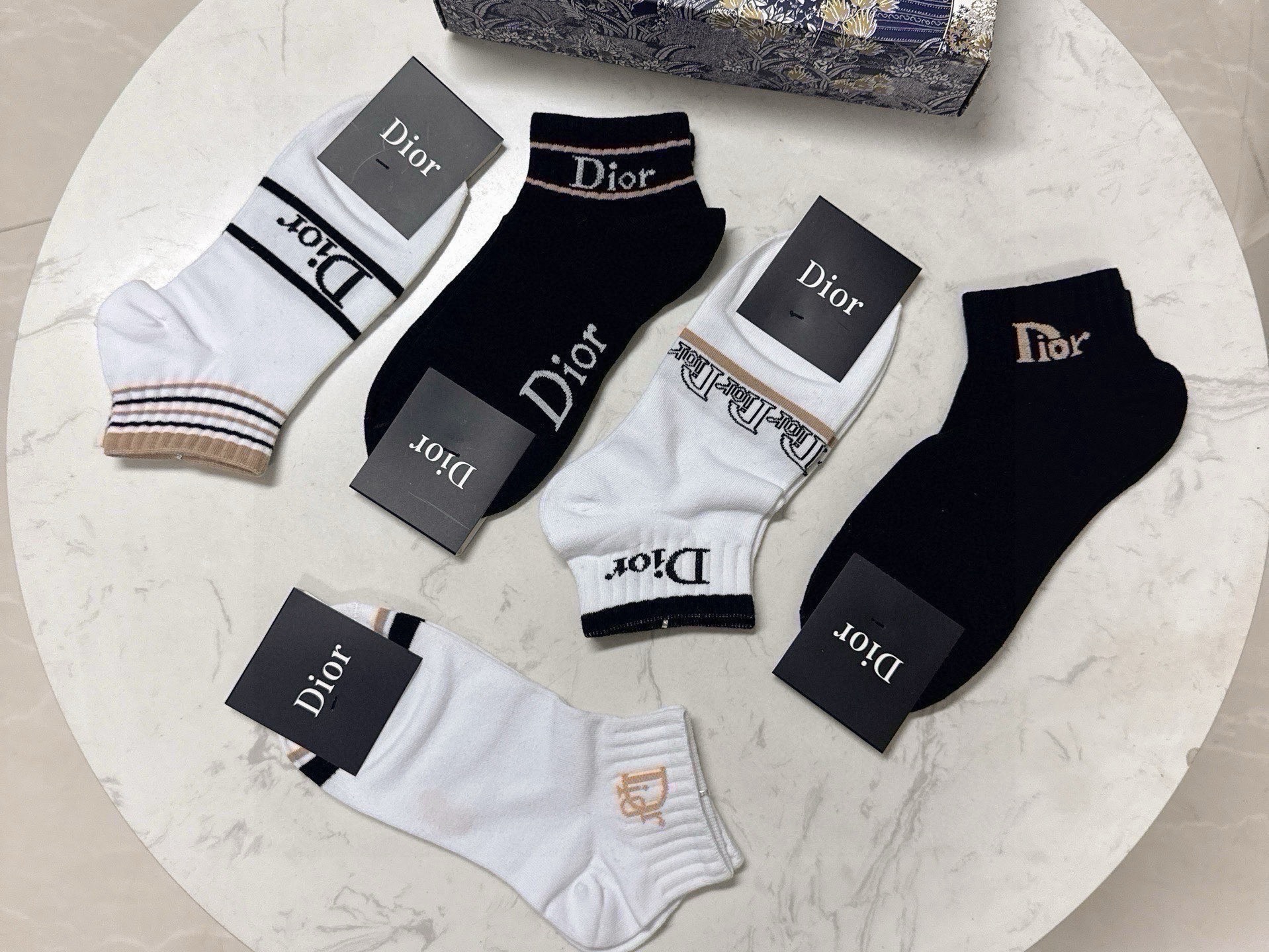 🆕Dior · 迪奥❗️D家新品船袜❗️【一盒五双】提花品牌logo，简单大气，实物超漂亮，经超火爆小单品，大牌出街，潮