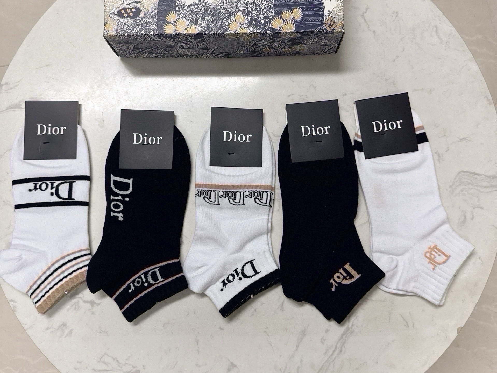 🆕Dior · 迪奥❗️D家新品船袜❗️【一盒五双】提花品牌logo，简单大气，实物超漂亮，经超火爆小单品，大牌出街，潮