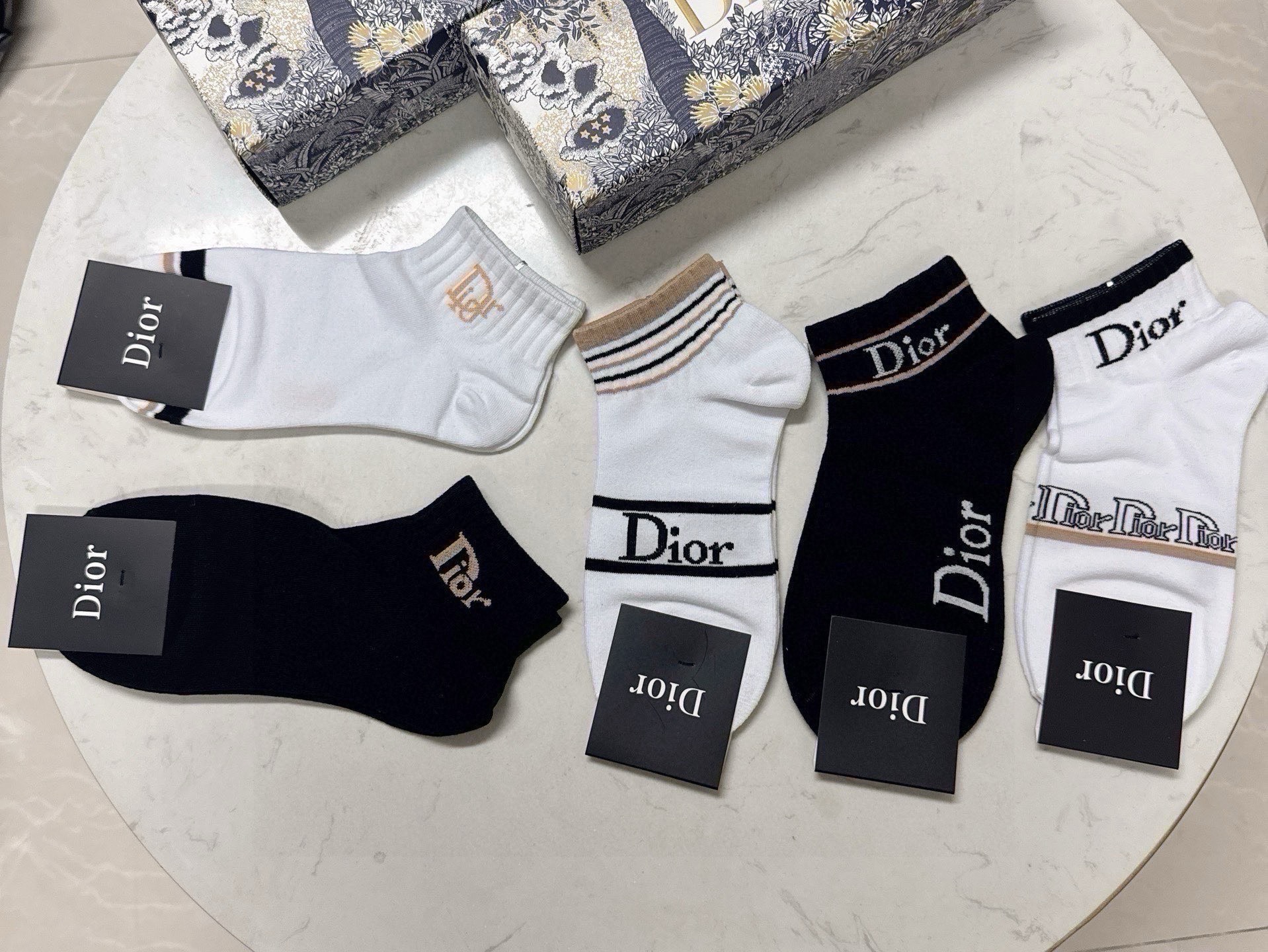 🆕Dior · 迪奥❗️D家新品船袜❗️【一盒五双】提花品牌logo，简单大气，实物超漂亮，经超火爆小单品，大牌出街，潮