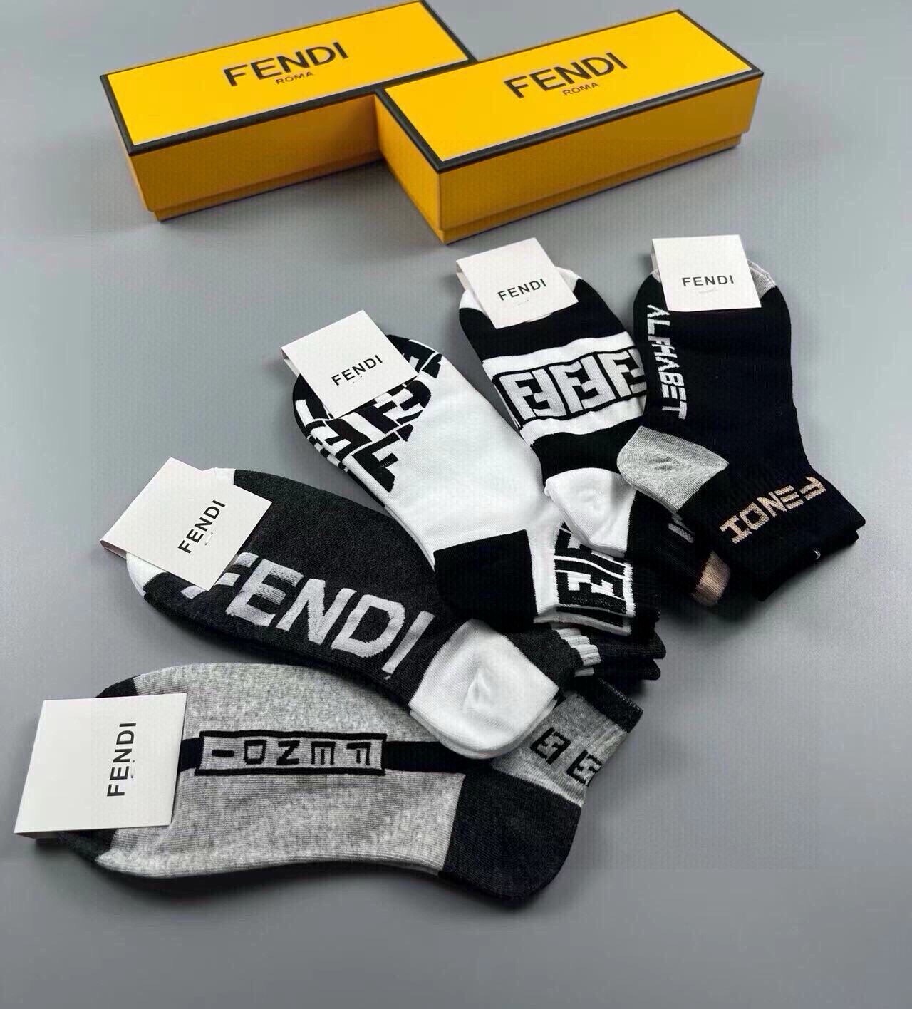 🆕FENDI · 芬迪❗️大F新品男款袜子❗️【一盒五双】提花经典的双F标志，纯棉材质制造，透气舒适，超级nice❗️超