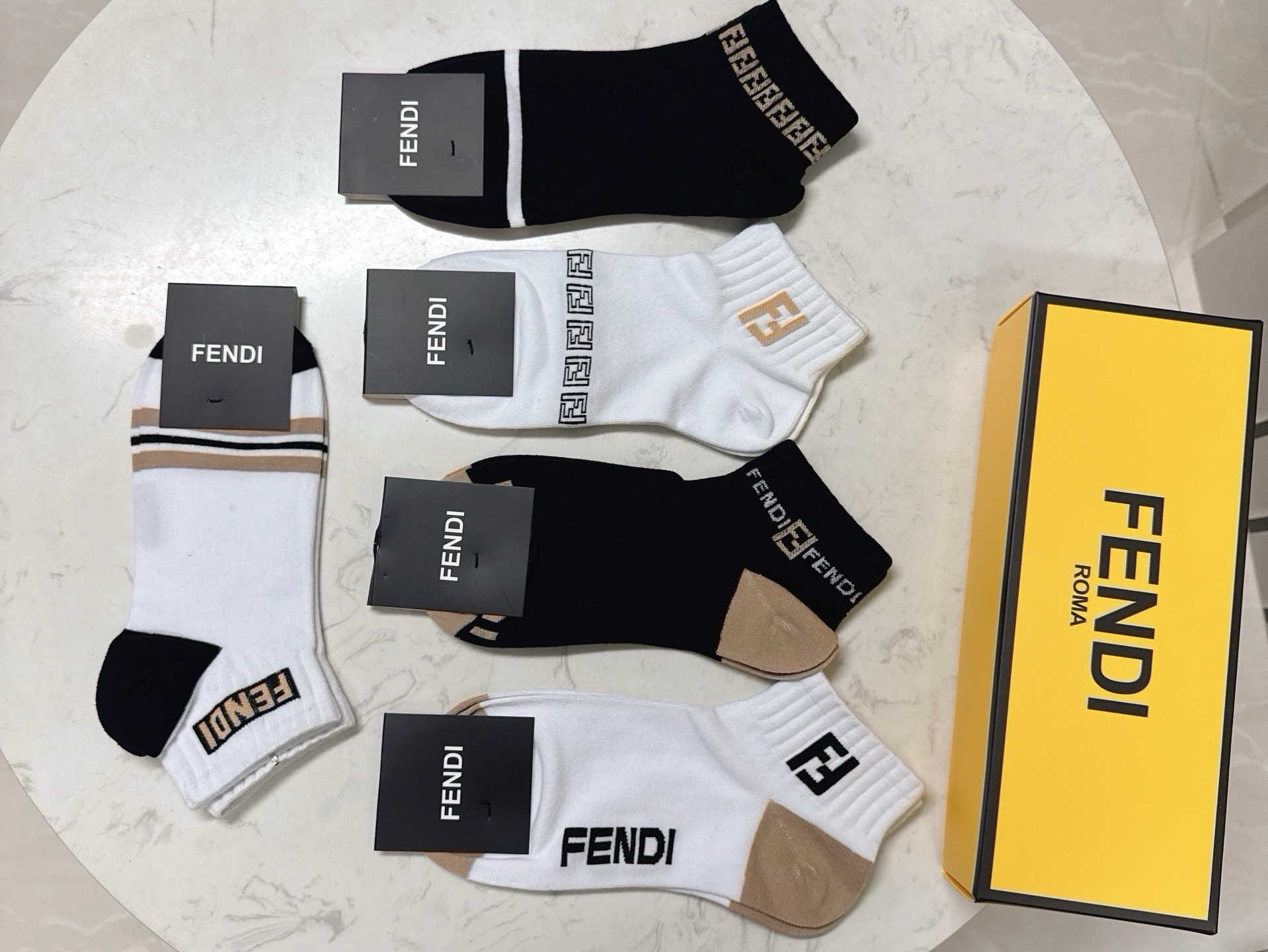 🆕FENDI · 芬迪❗️大F新品袜子❗️【一盒五双】提花经典的双F标志，纯棉材质制造，透气舒适，超级nice❗️超火爆