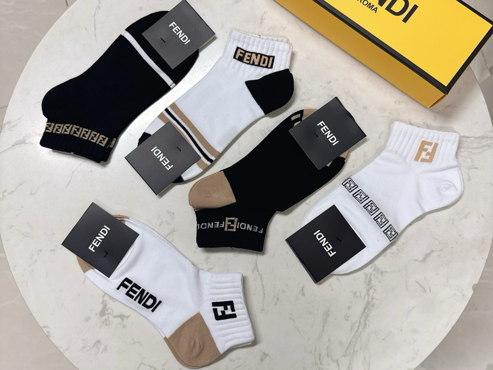 🆕FENDI · 芬迪❗️大F新品袜子❗️【一盒五双】提花经典的双F标志，纯棉材质制造，透气舒适，超级nice❗️超火爆
