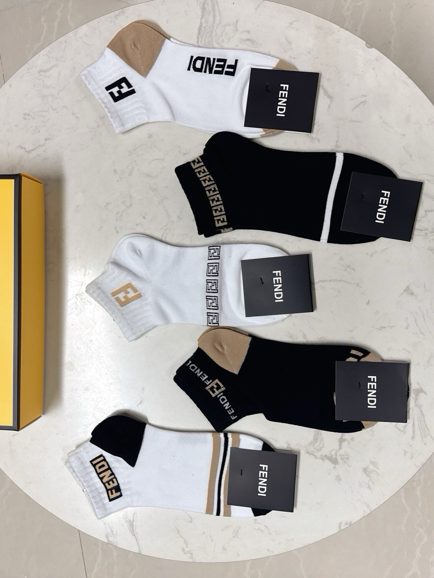 🆕FENDI · 芬迪❗️大F新品袜子❗️【一盒五双】提花经典的双F标志，纯棉材质制造，透气舒适，超级nice❗️超火爆