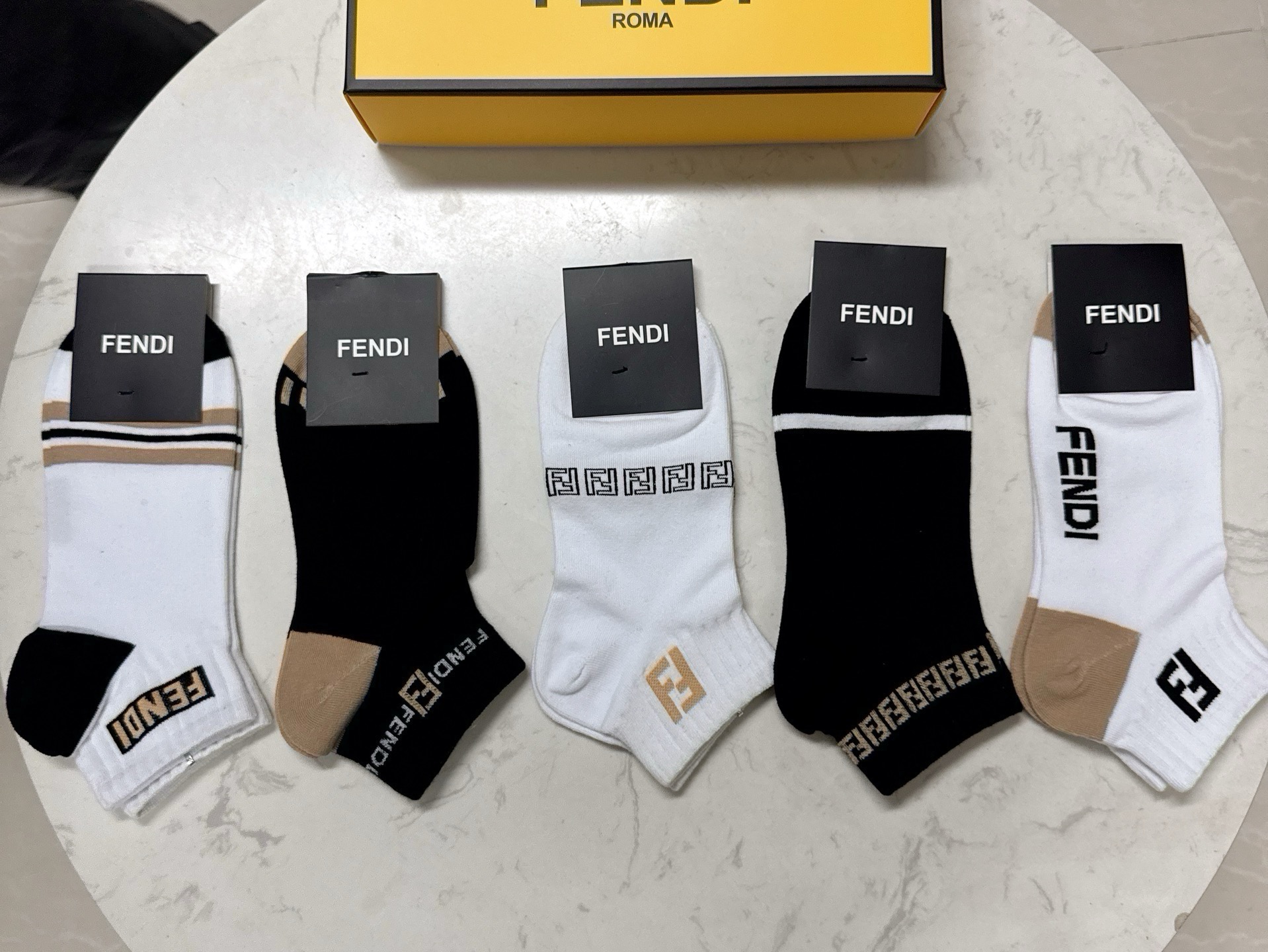 🆕FENDI · 芬迪❗️大F新品袜子❗️【一盒五双】提花经典的双F标志，纯棉材质制造，透气舒适，超级nice❗️超火爆