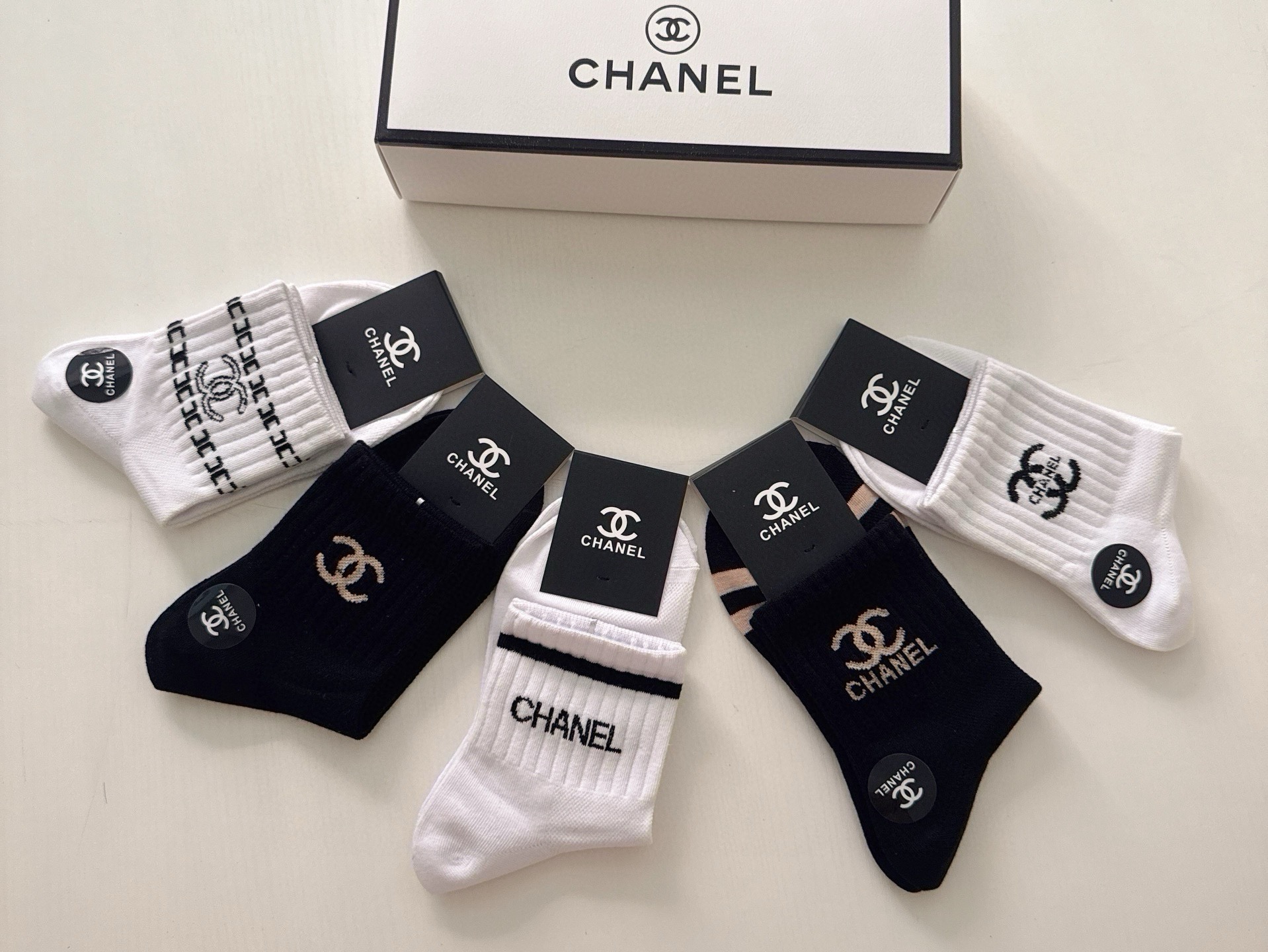🆕CHANEL · 香奈儿❗️香奶奶家新品女款袜子❗️【一盒五双】纯棉材质，柔软舒适透气，提花经典品牌全称logo，炒鸡