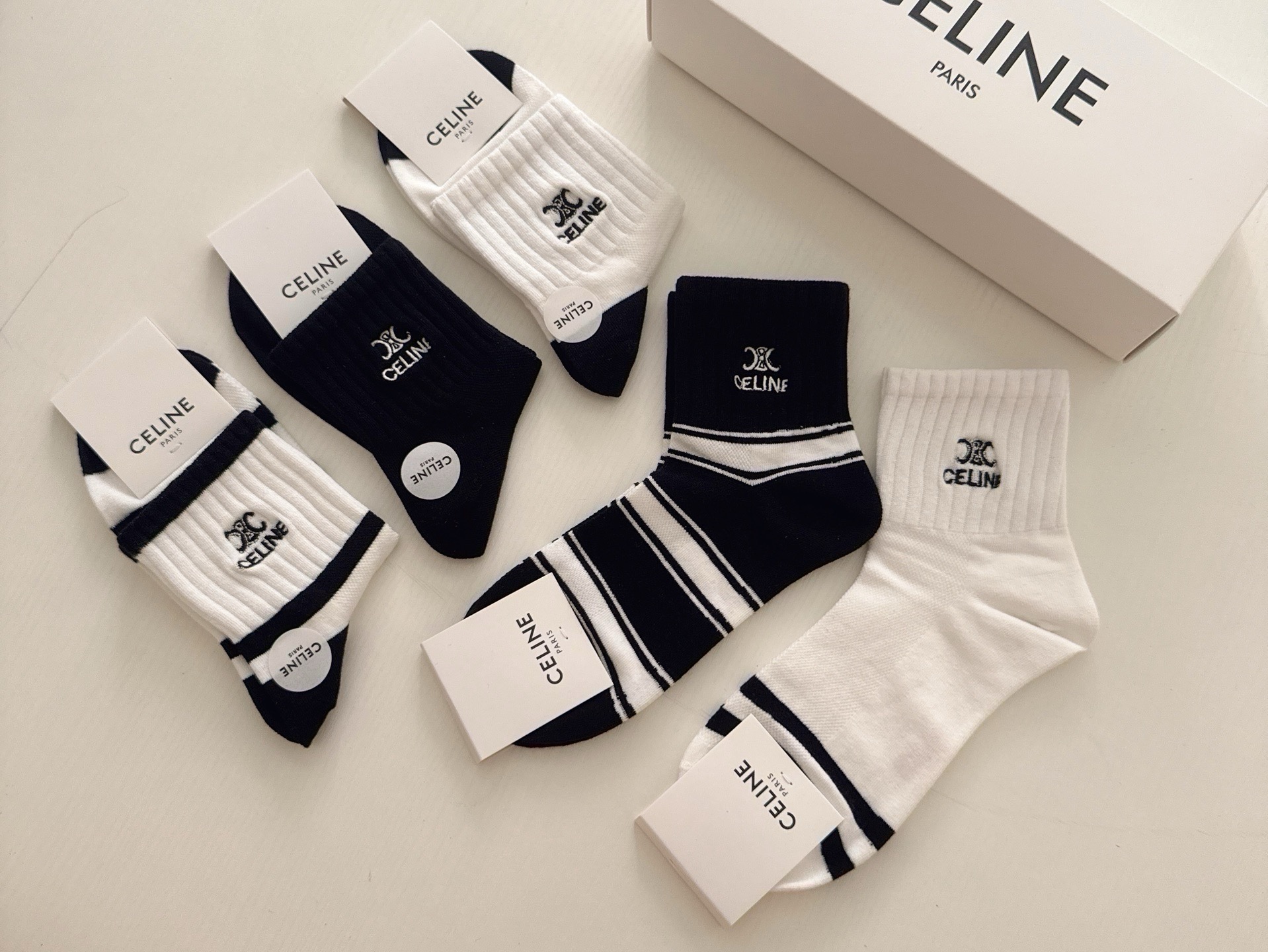 🆕CELINE · 赛琳❗️新品女款中筒袜，【一盒五双】刺绣经典标志，纯棉材质制造，透气舒适，超级nice❗️超火爆小单