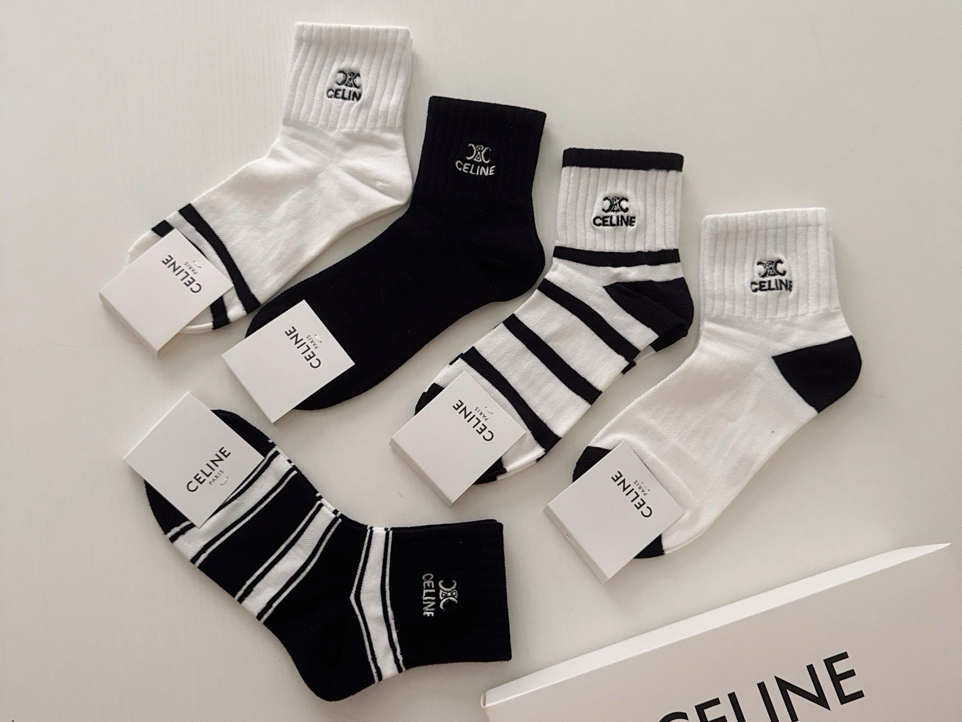 🆕CELINE · 赛琳❗️新品女款中筒袜，【一盒五双】刺绣经典标志，纯棉材质制造，透气舒适，超级nice❗️超火爆小单