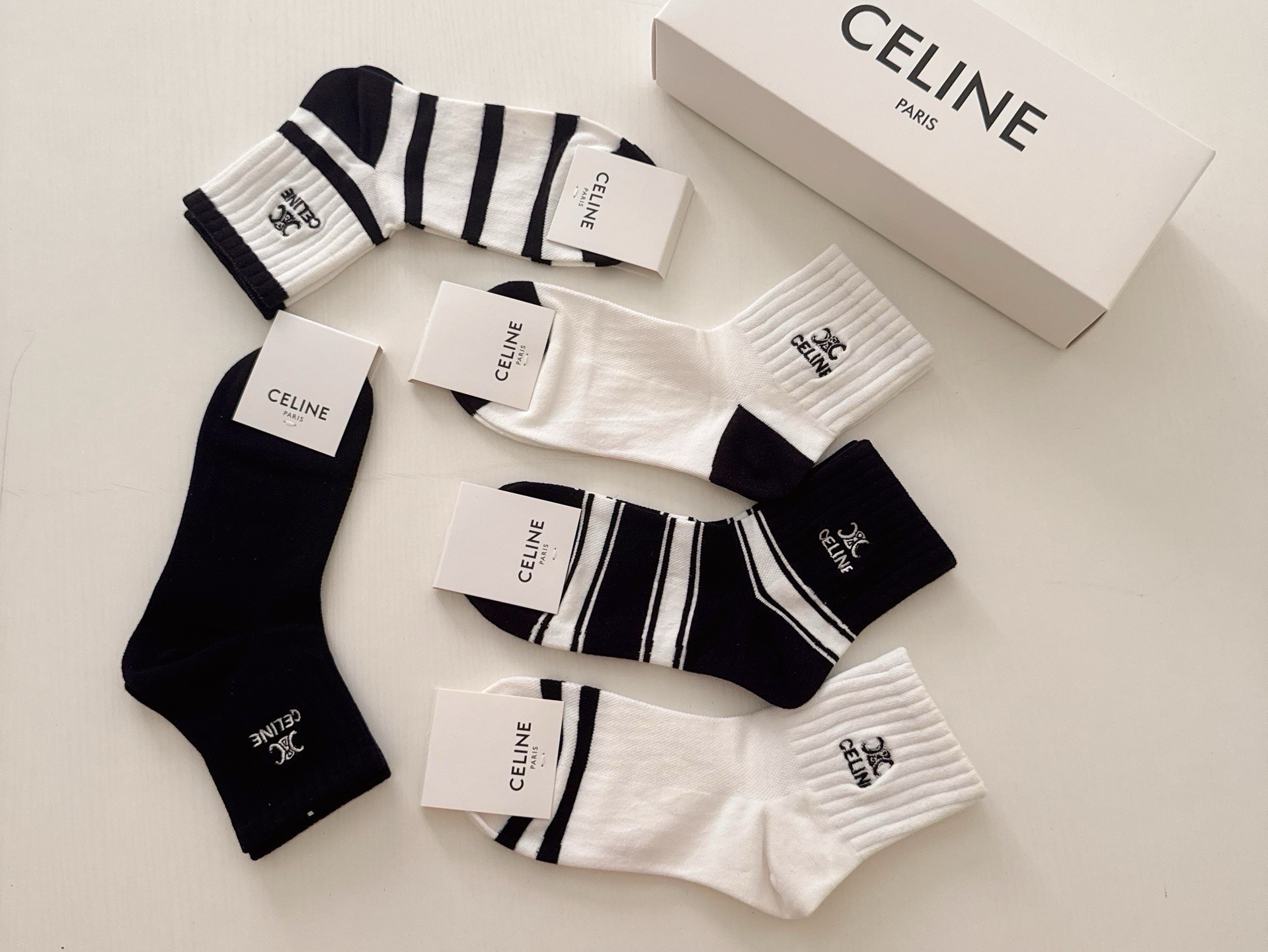🆕CELINE · 赛琳❗️新品女款中筒袜，【一盒五双】刺绣经典标志，纯棉材质制造，透气舒适，超级nice❗️超火爆小单