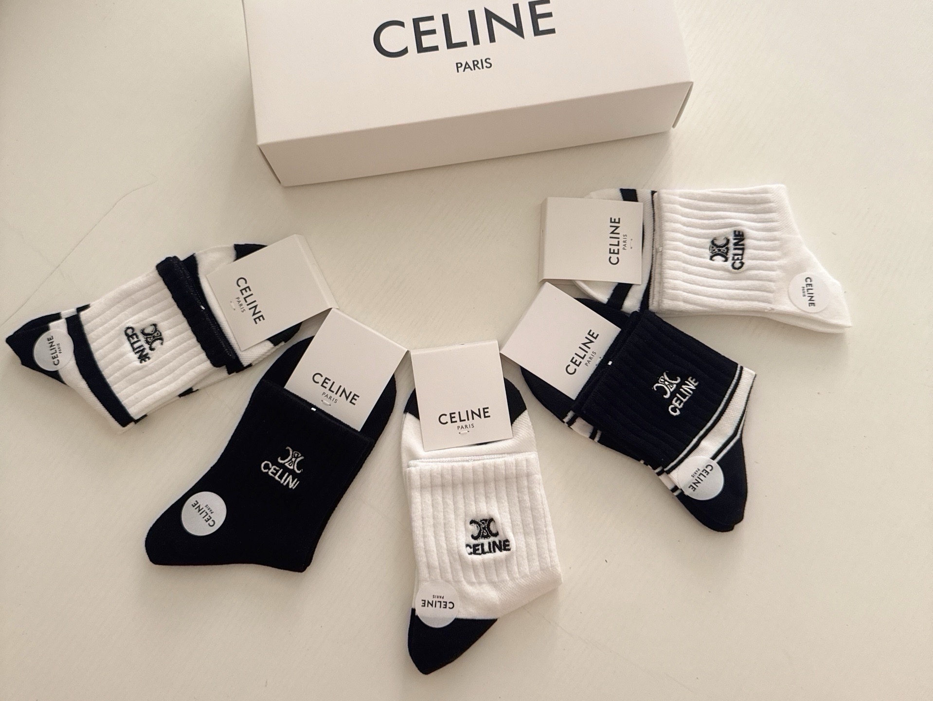 🆕CELINE · 赛琳❗️新品女款中筒袜，【一盒五双】刺绣经典标志，纯棉材质制造，透气舒适，超级nice❗️超火爆小单