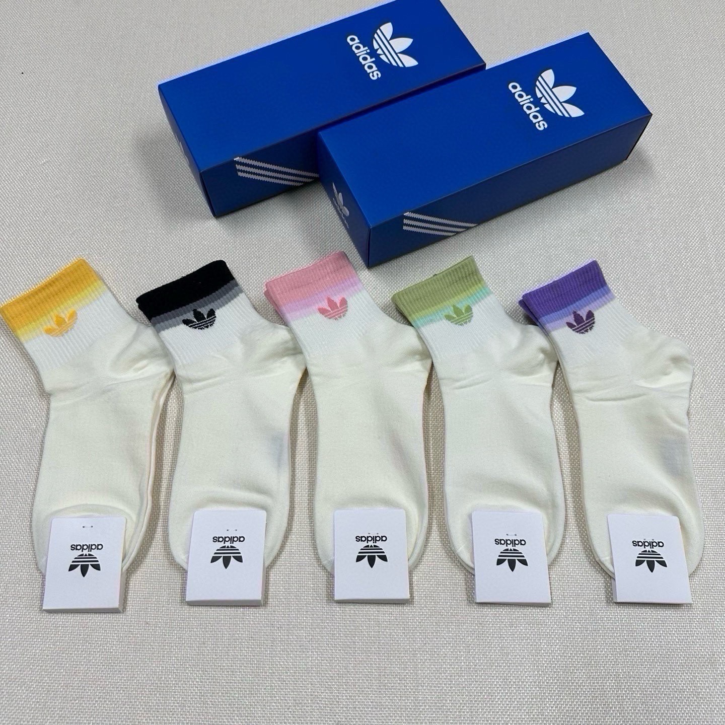 🆕Adidas · 阿迪达斯❗️新品女款中筒袜，火爆全网的三叶草❗️☘️logo超级nice❗️❗️设计惊艳绝伦超级好看