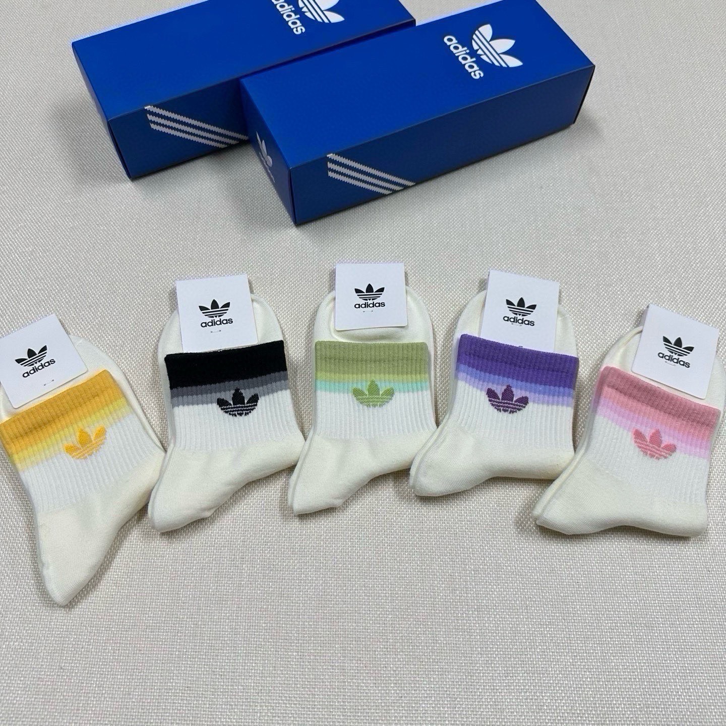 🆕Adidas · 阿迪达斯❗️新品女款中筒袜，火爆全网的三叶草❗️☘️logo超级nice❗️❗️设计惊艳绝伦超级好看
