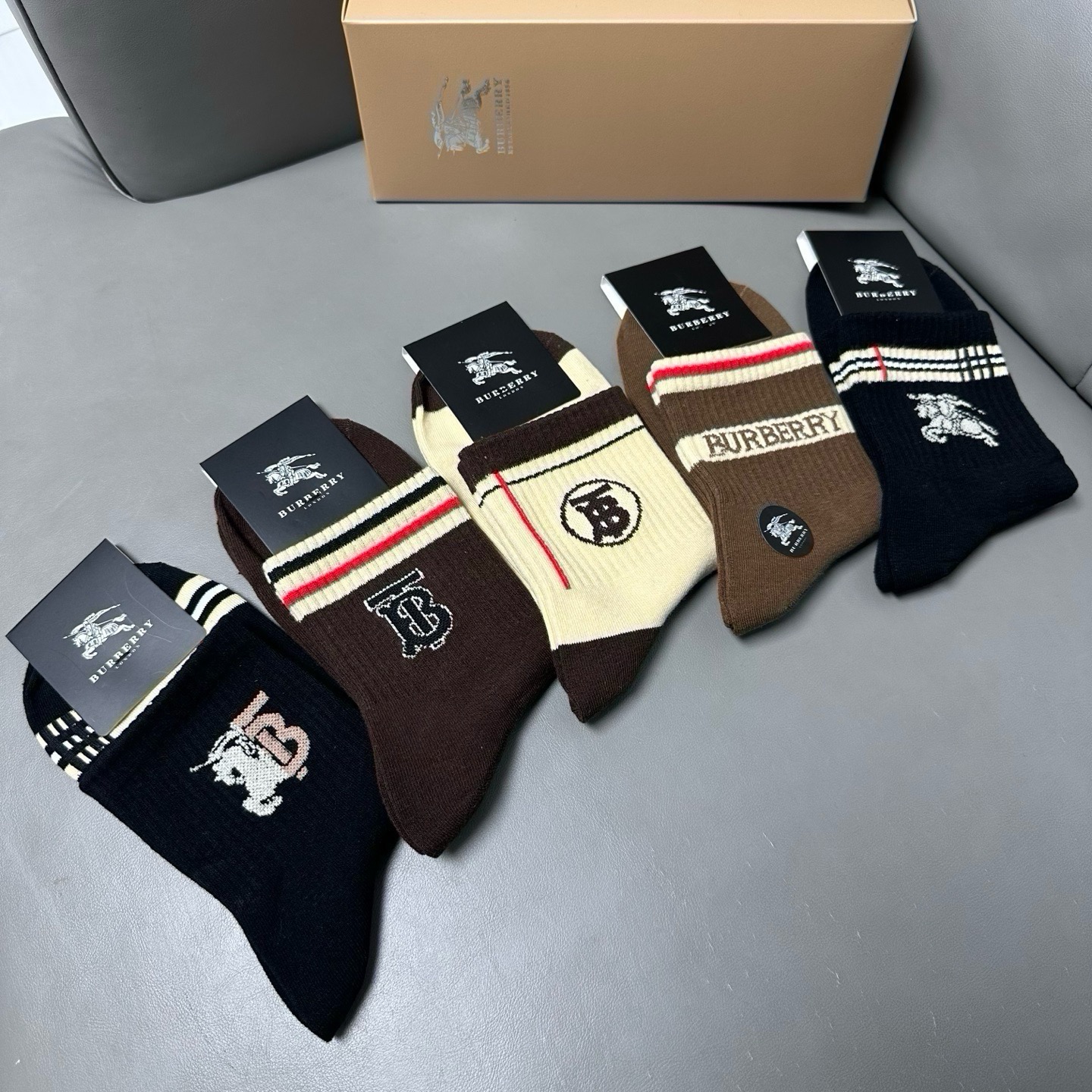 🆕Burberry · 巴宝莉❗️B家新品男款袜子❗️【一盒五双】纯棉材质织造，柔软舒适，提花经典品牌全称字母搭配永不落