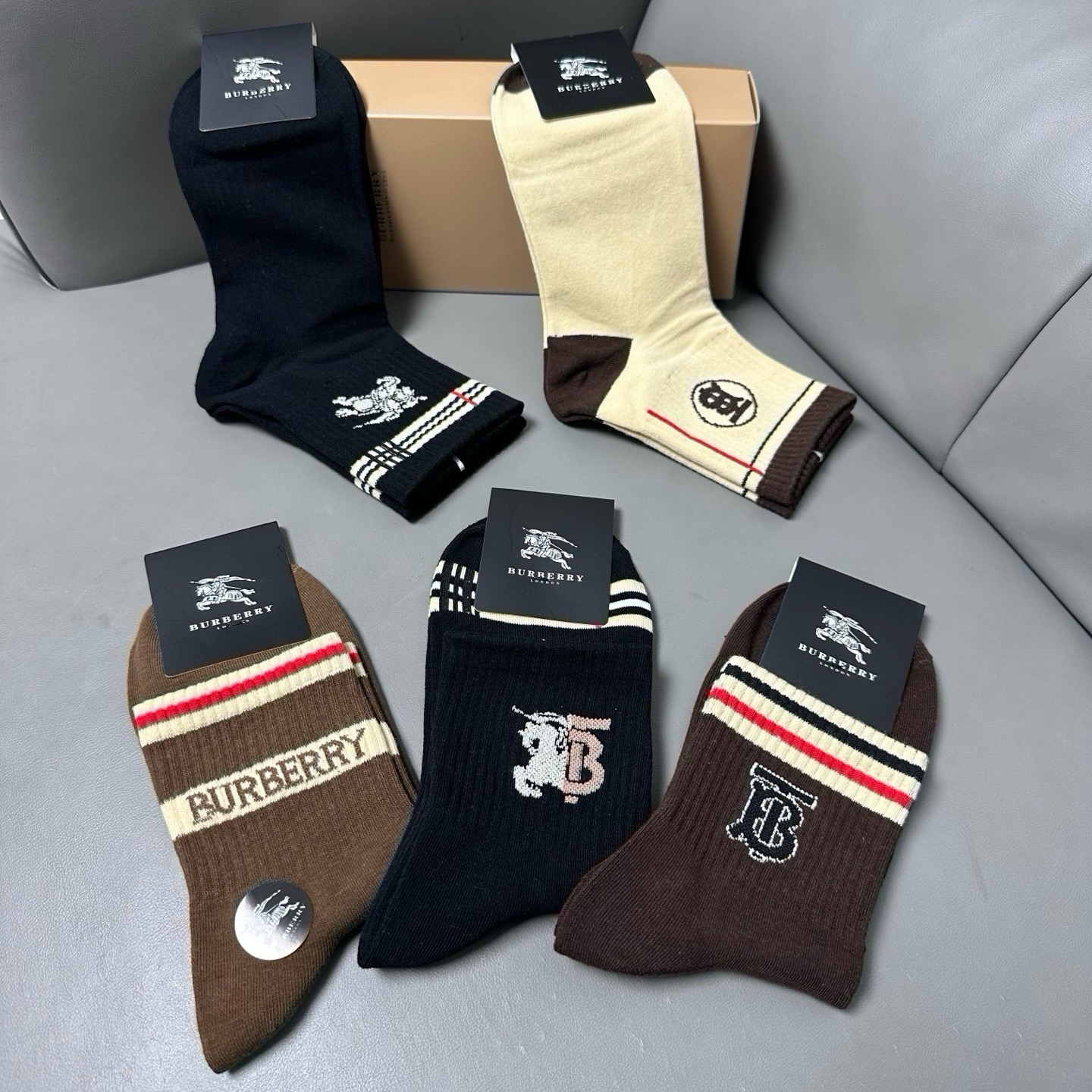 🆕Burberry · 巴宝莉❗️B家新品男款袜子❗️【一盒五双】纯棉材质织造，柔软舒适，提花经典品牌全称字母搭配永不落