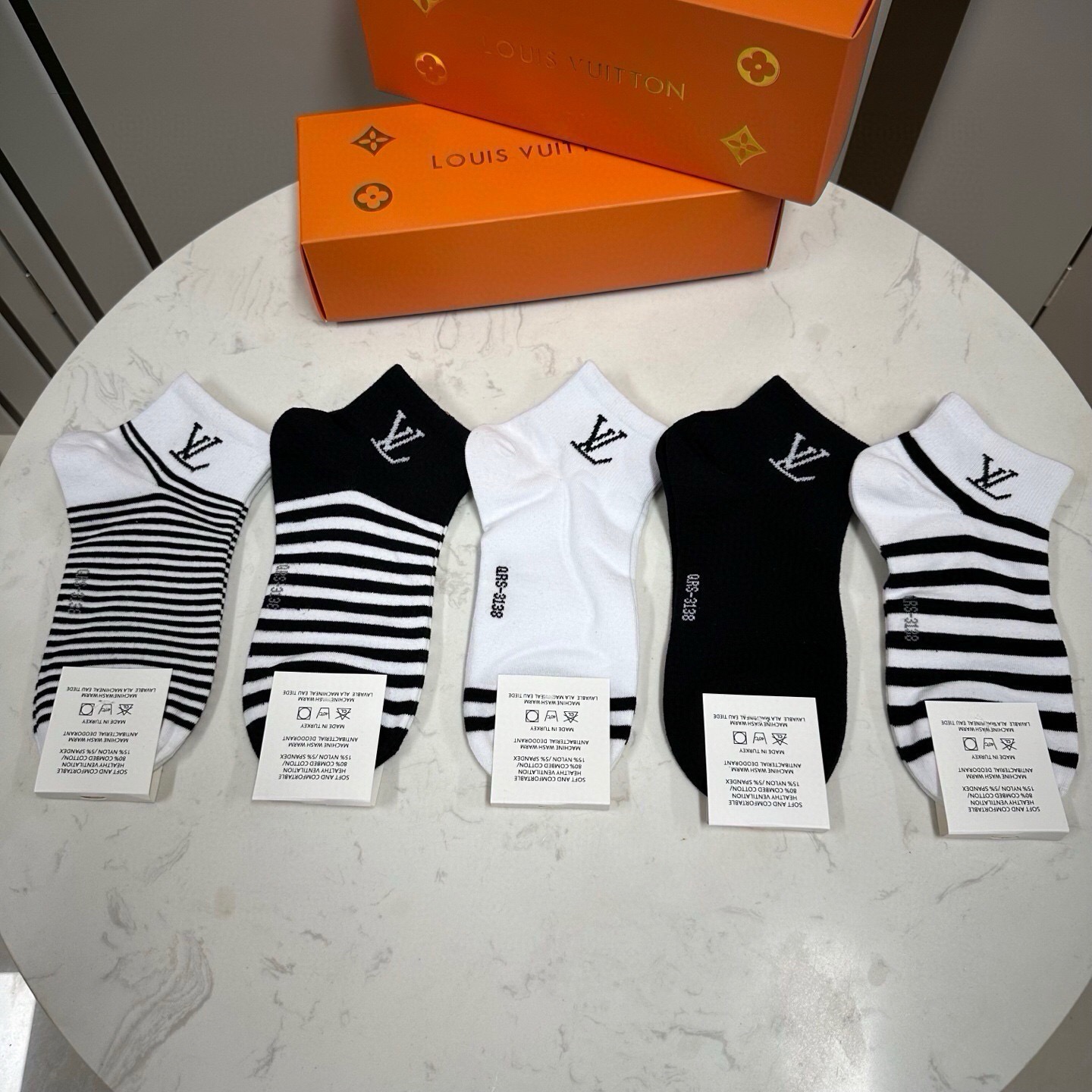 🆕 Louis Vuitton · 路易威登❗️驴家新品女款袜子❗️【一盒五双】纯棉材质，柔软舒适，提花经典LV标志，炒