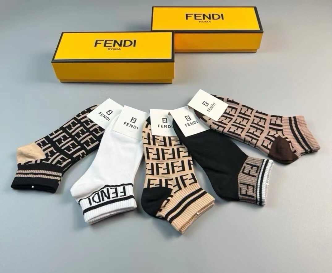 🆕FENDI · 芬迪❗️大F新品袜子❗️【一盒五双】提花经典的双F标志，纯棉材质制造，透气舒适，超级nice❗️超火爆