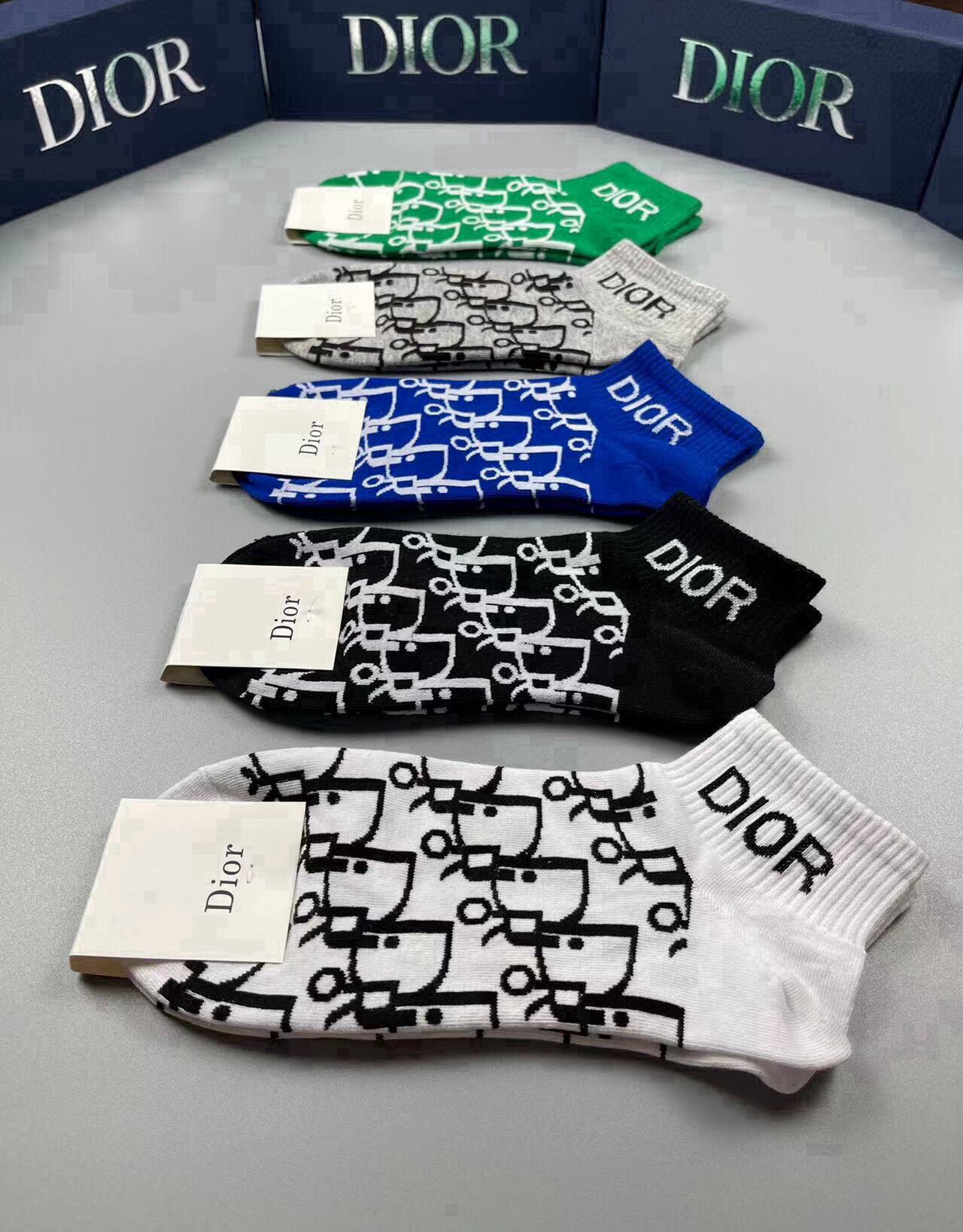 🆕Dior · 迪奥❗️D家新品短款袜子❗️【一盒五双】纯棉材质，上脚柔软舒适，经典的D家字母logo，炒鸡nice❗️