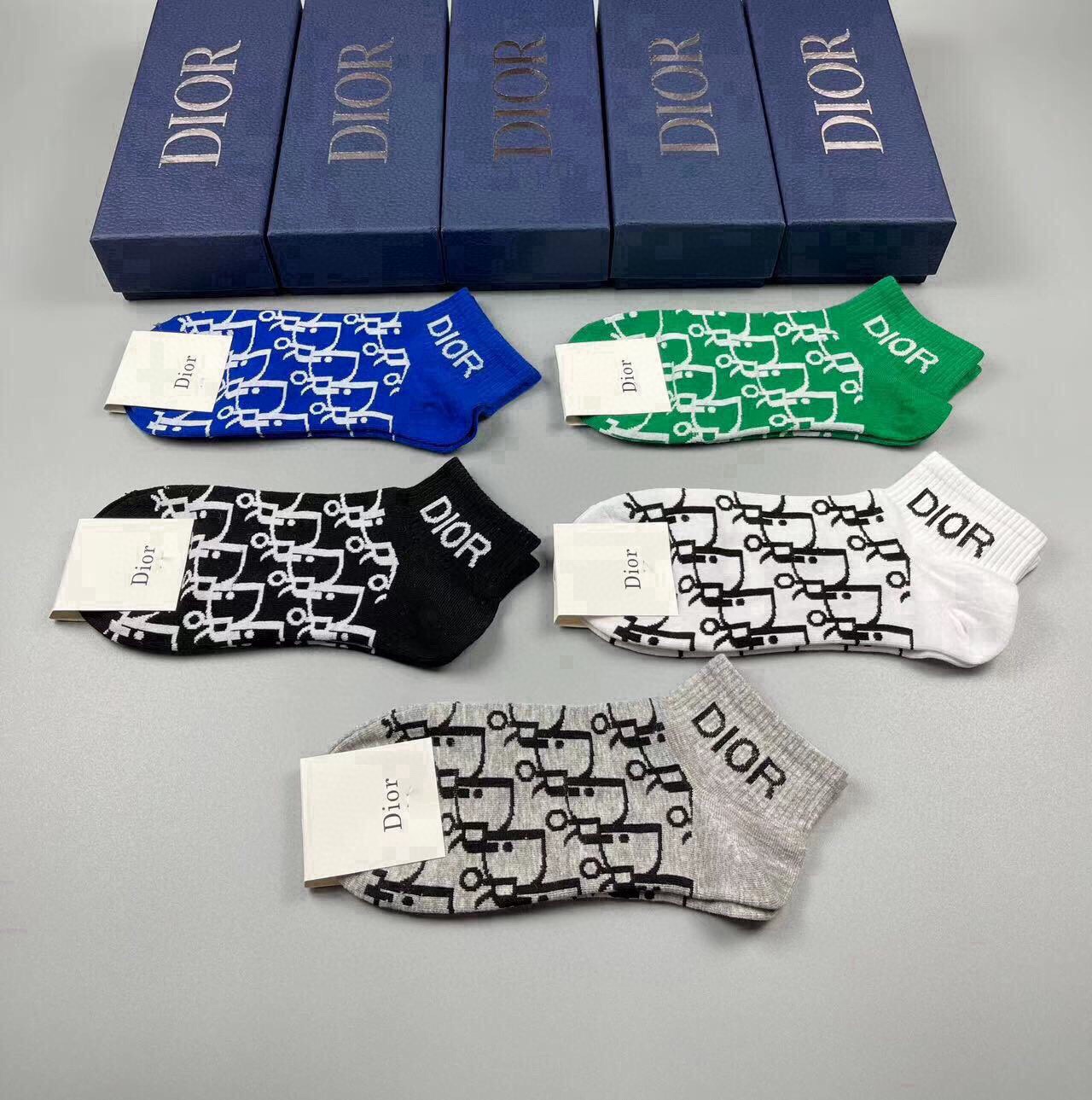 🆕Dior · 迪奥❗️D家新品短款袜子❗️【一盒五双】纯棉材质，上脚柔软舒适，经典的D家字母logo，炒鸡nice❗️