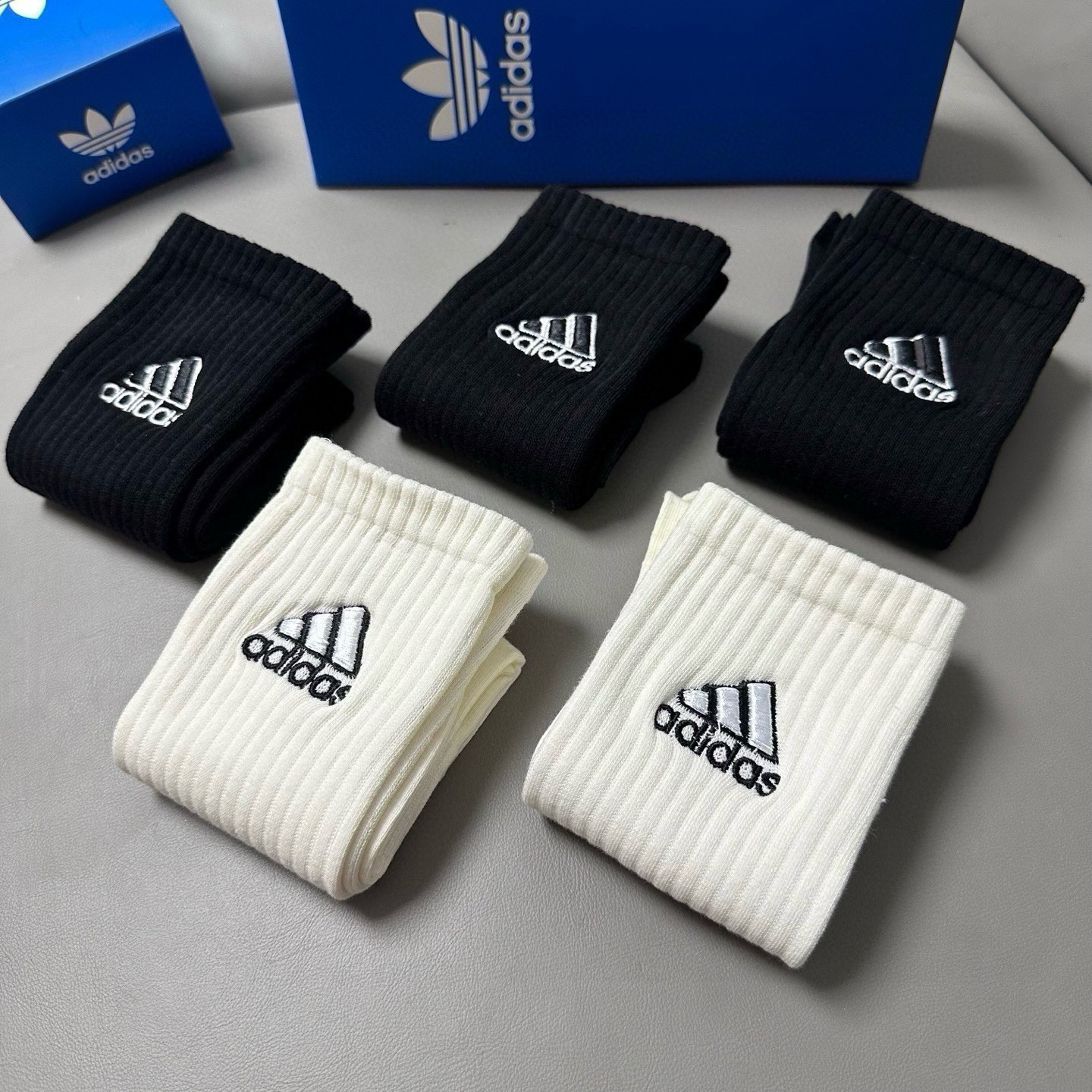 🆕Adidas · 阿迪达斯❗️新品女款长筒袜子，火爆全网的三叶草❗️☘万针刺绣️logo超级nice❗️❗️设计惊艳绝