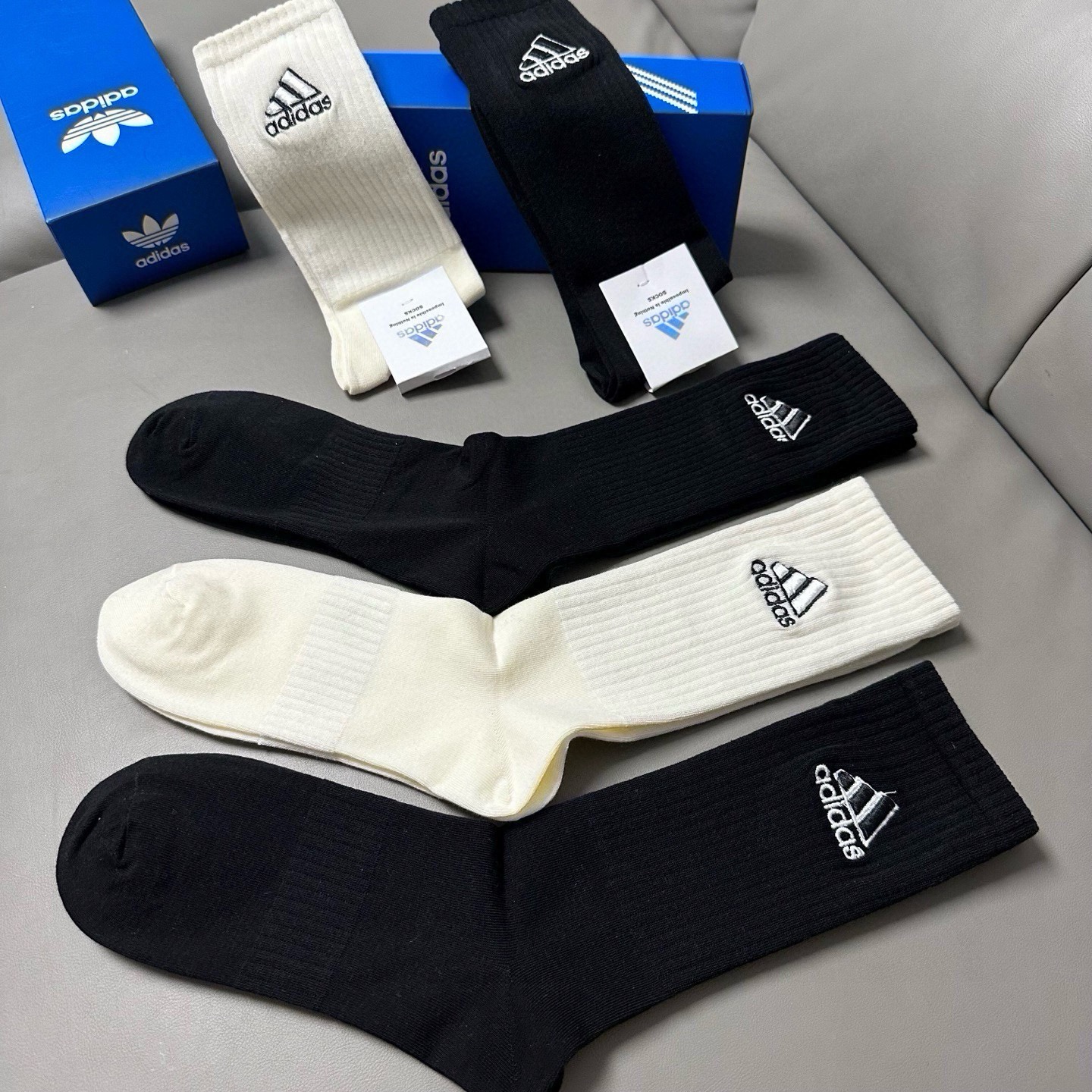 🆕Adidas · 阿迪达斯❗️新品女款长筒袜子，火爆全网的三叶草❗️☘万针刺绣️logo超级nice❗️❗️设计惊艳绝