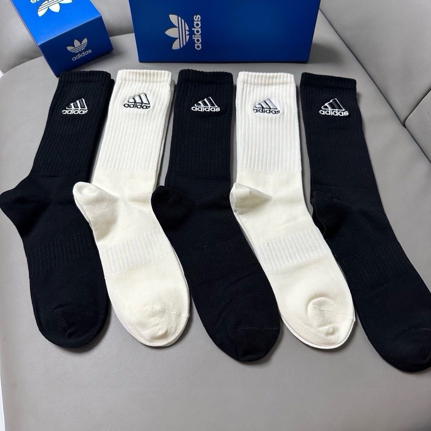 🆕Adidas · 阿迪达斯❗️新品女款长筒袜子，火爆全网的三叶草❗️☘万针刺绣️logo超级nice❗️❗️设计惊艳绝